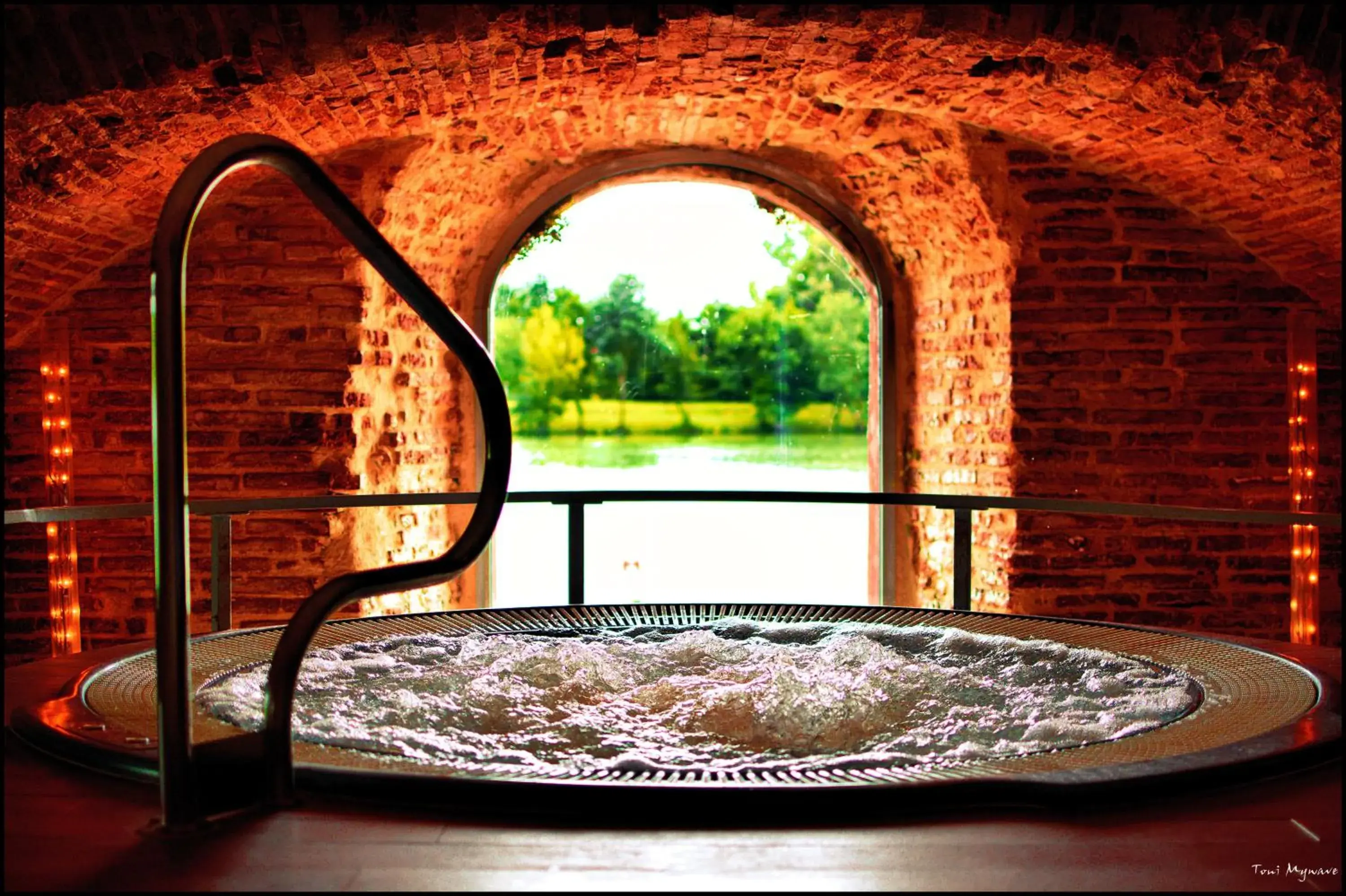 Hot Tub in Hotel Le Moulin de Moissac