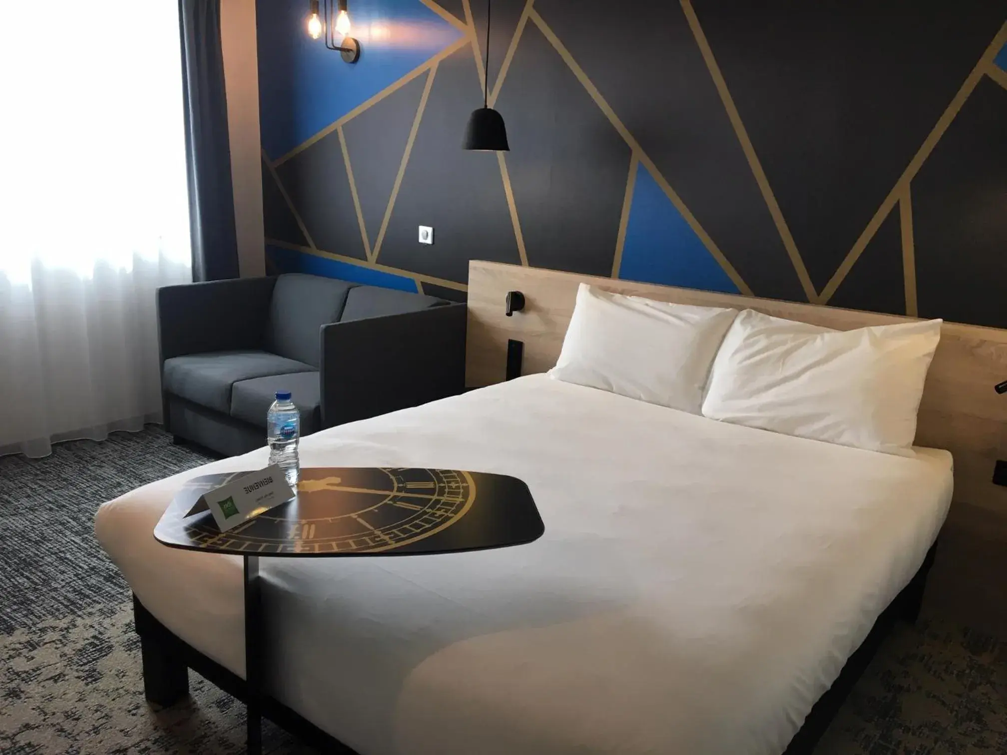 Bedroom, Bed in ibis Styles Valenciennes Petite Foret