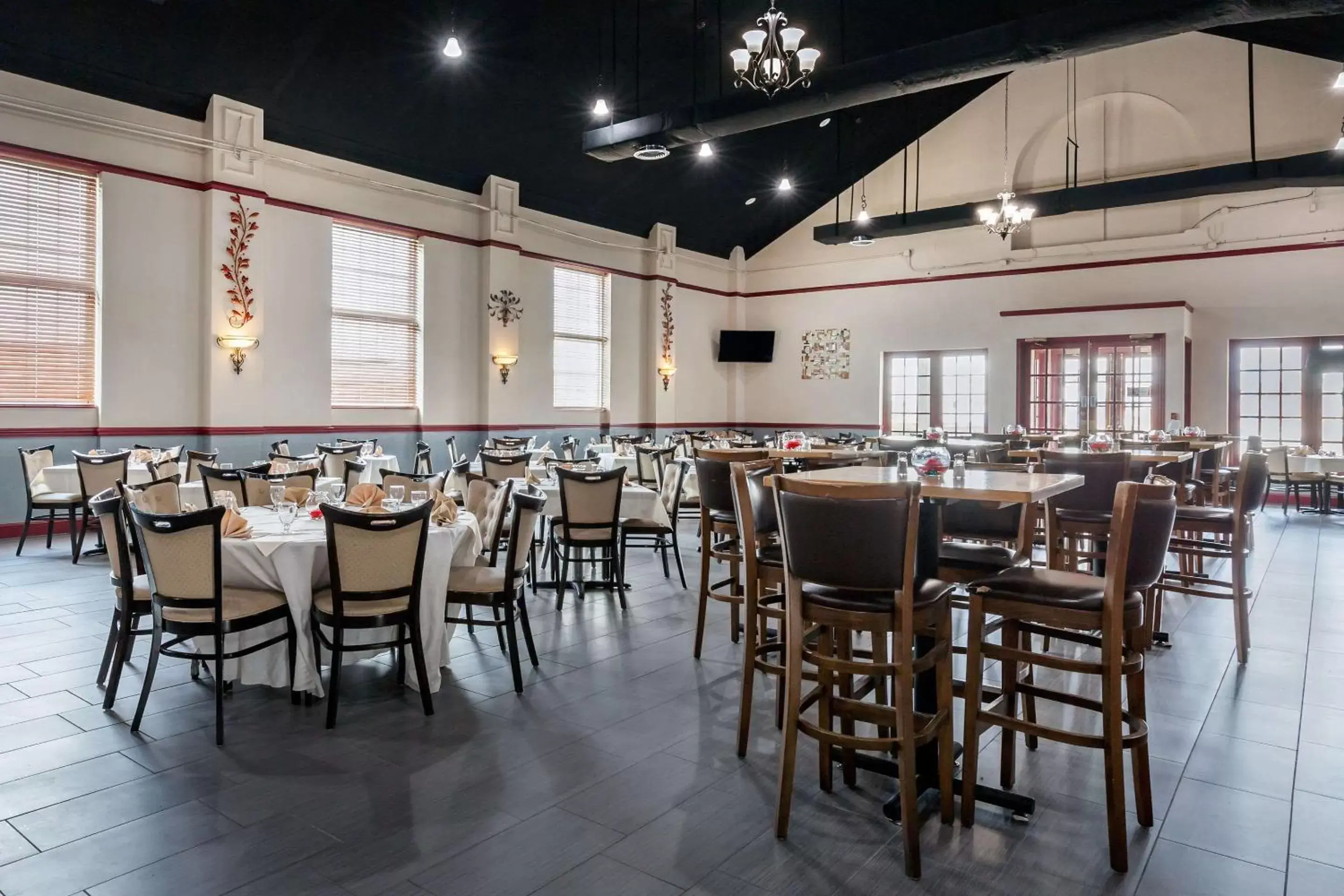 Restaurant/Places to Eat in Clarion Inn Falls Church- Arlington