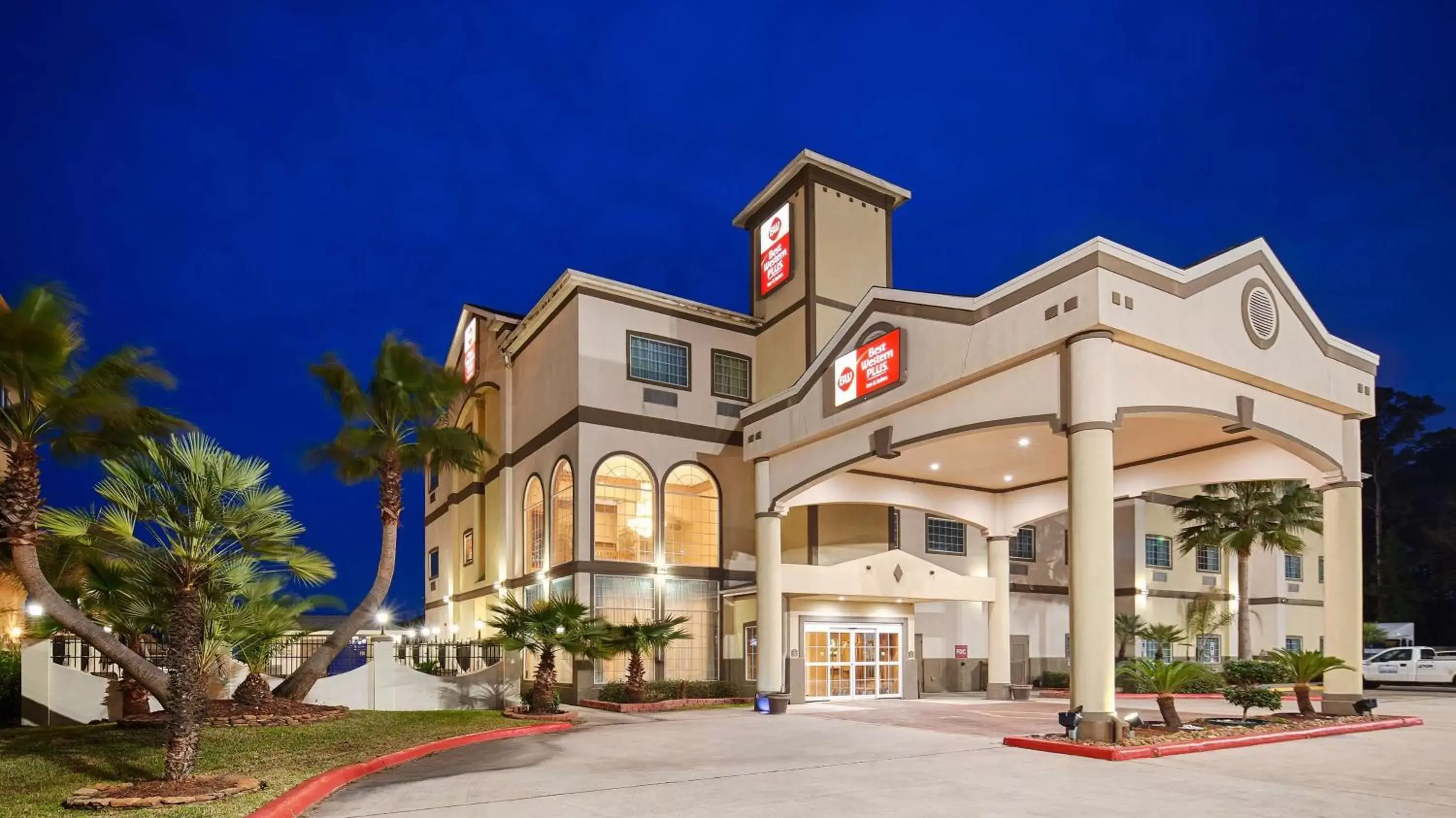 Property building in Best Western Plus New Caney Inn & Suites