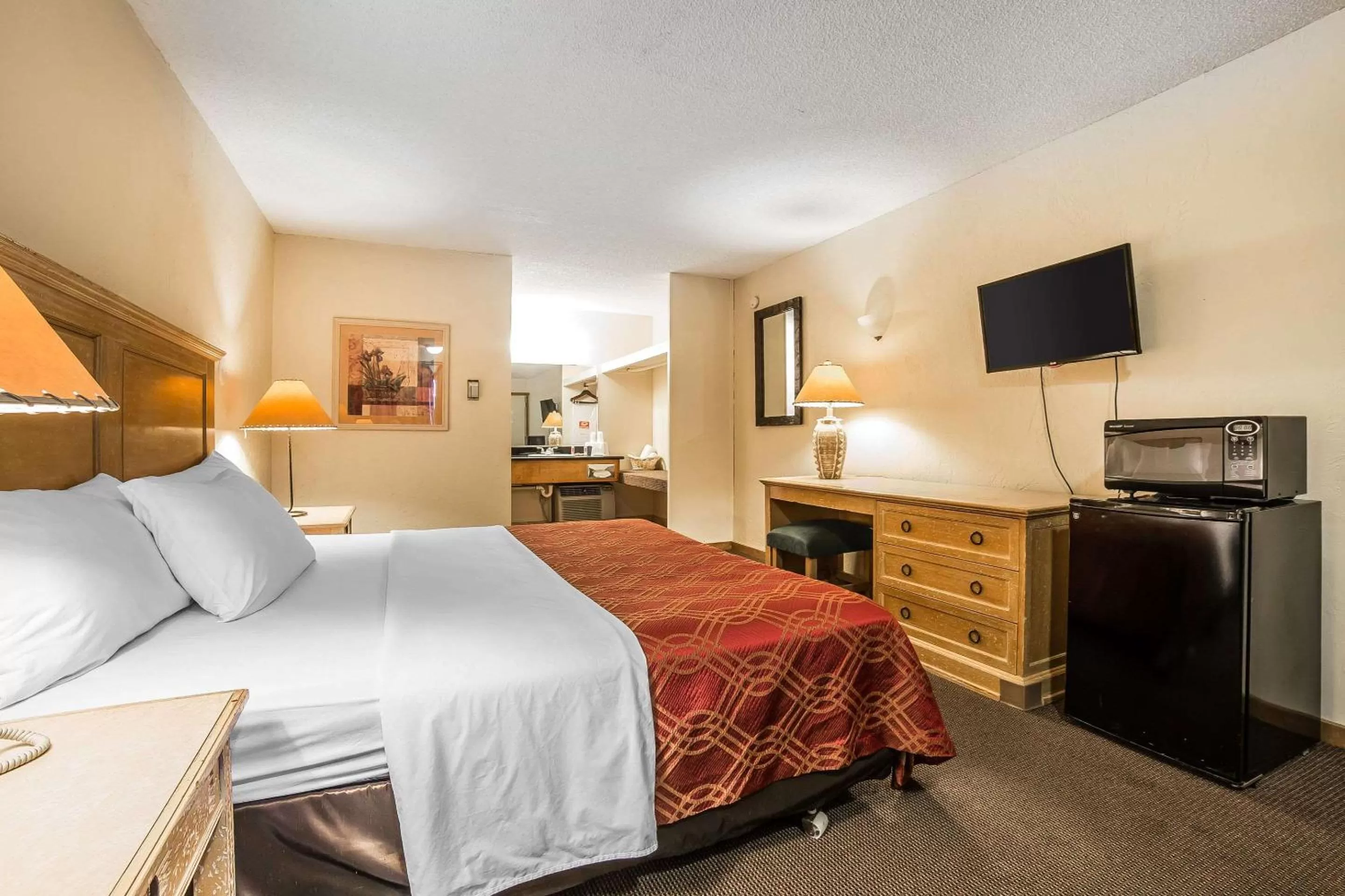 King Room - Non-Smoking in Econo Lodge Inn & Suites Kalispell - Glacier National Park Gateway