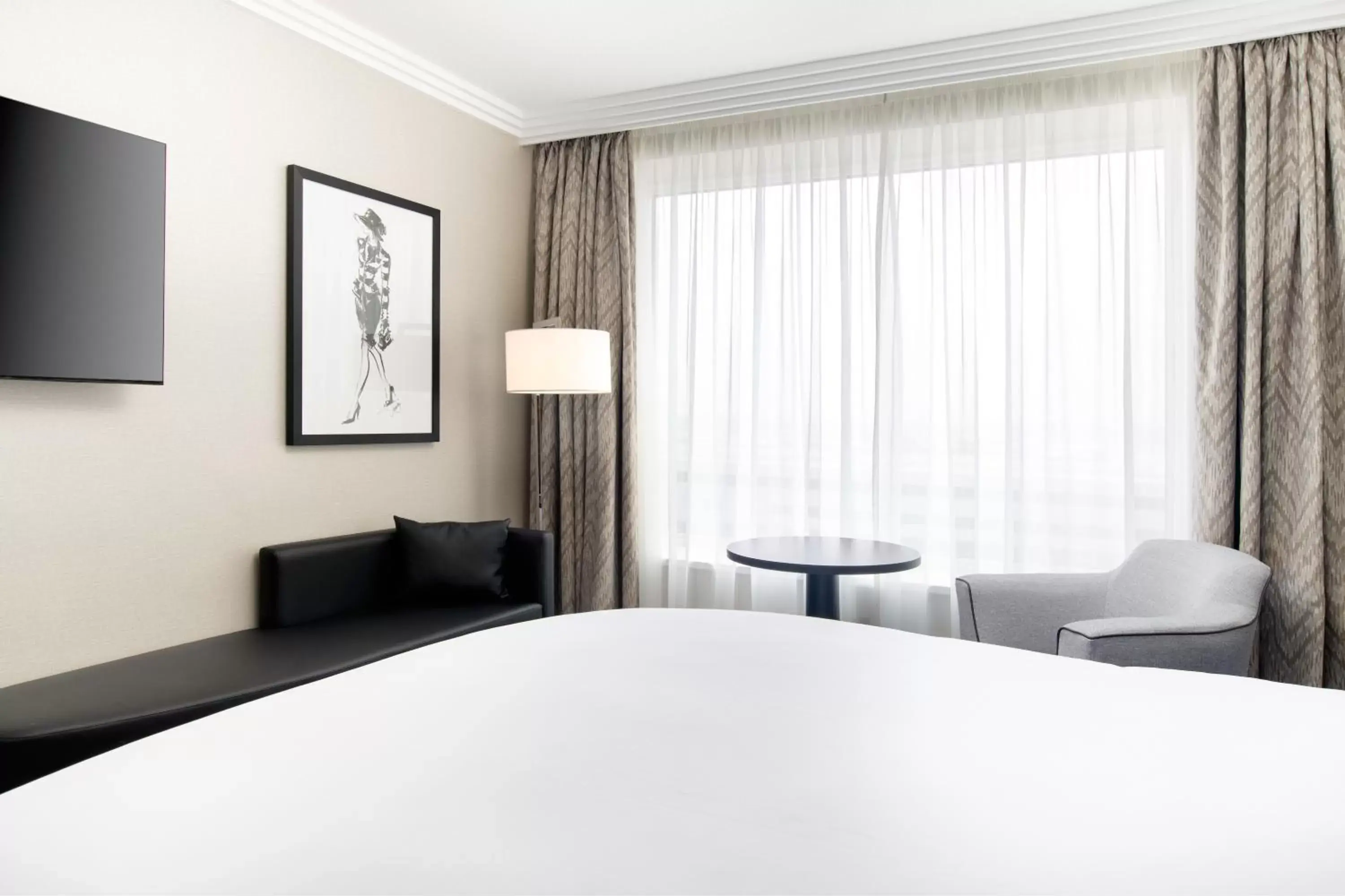 Bed in Sofitel London Gatwick