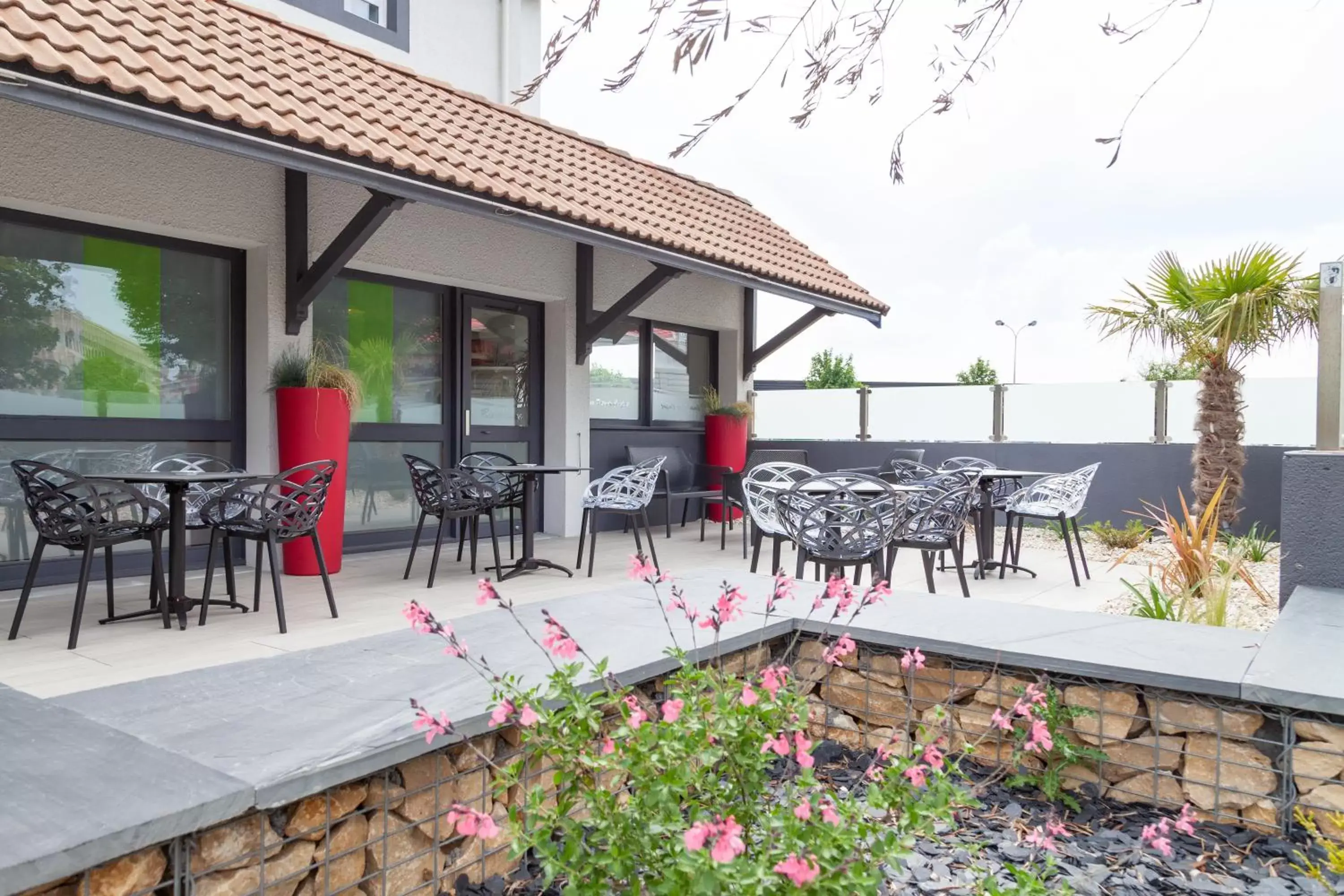 Patio, Restaurant/Places to Eat in Kyriad Niort-Espace MendesFrance