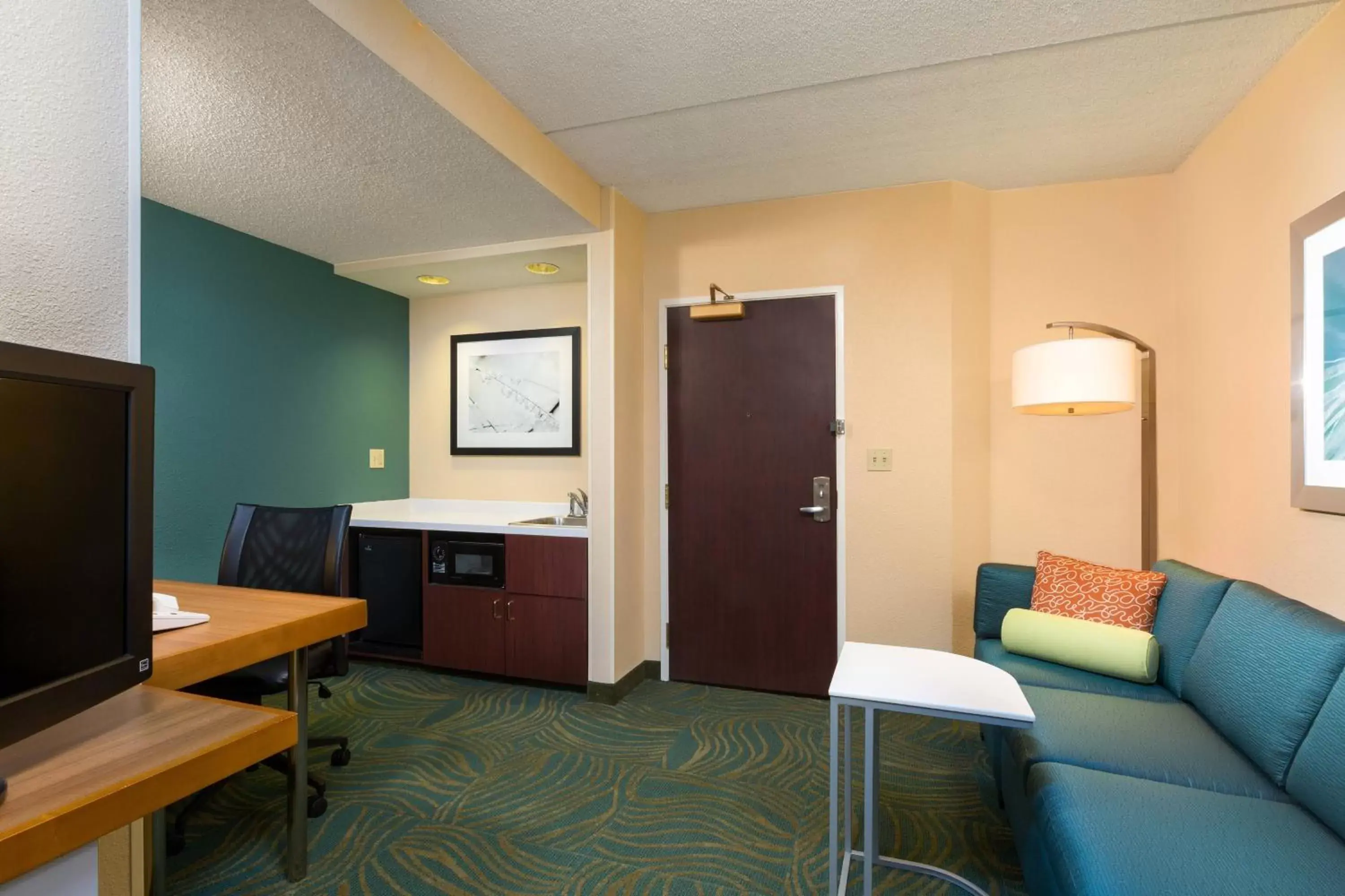 Living room, TV/Entertainment Center in SpringHill Suites Austin South