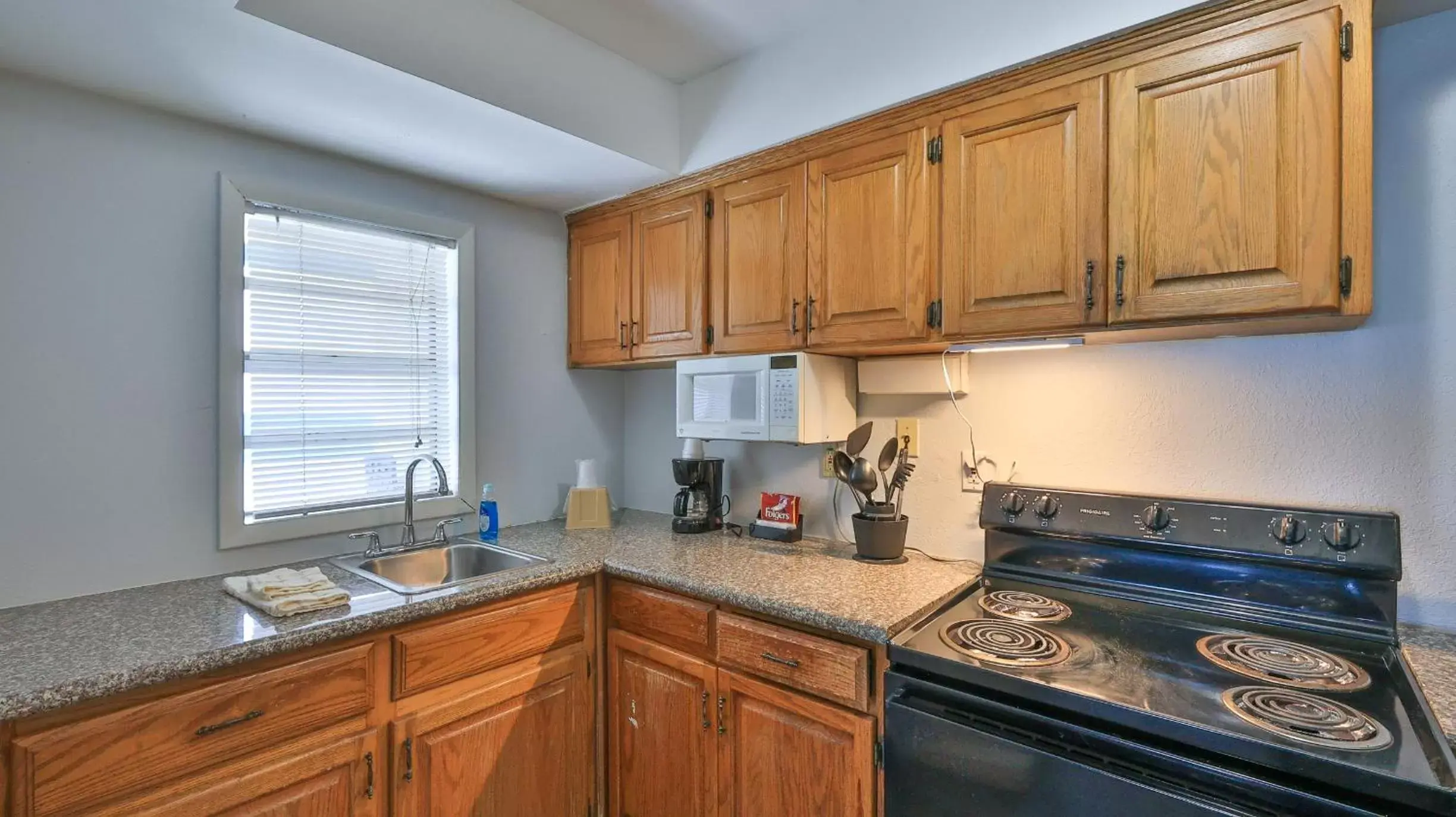 Kitchen or kitchenette, Kitchen/Kitchenette in Driftwood Beach Motel