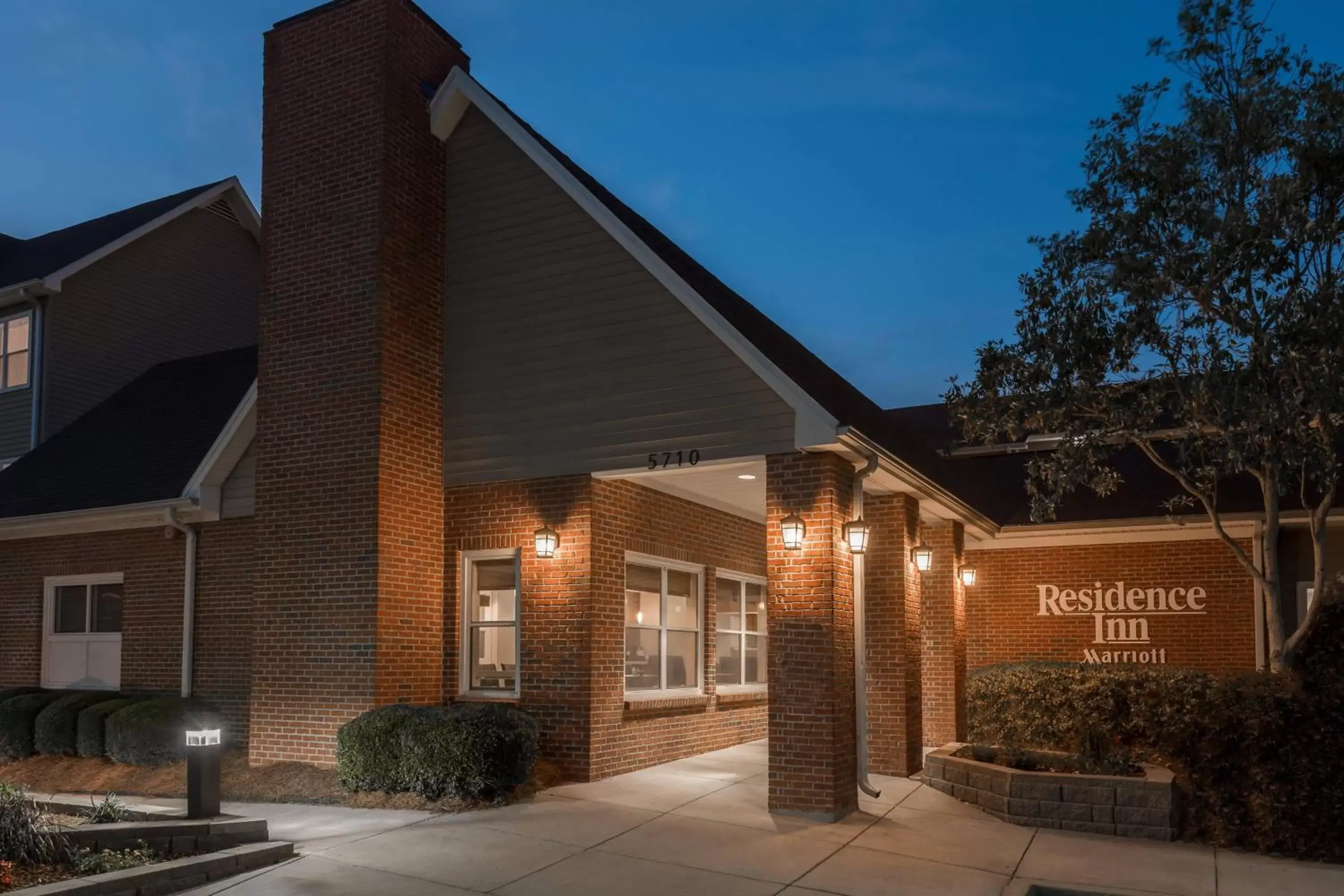 Property Building in Residence Inn Savannah Midtown