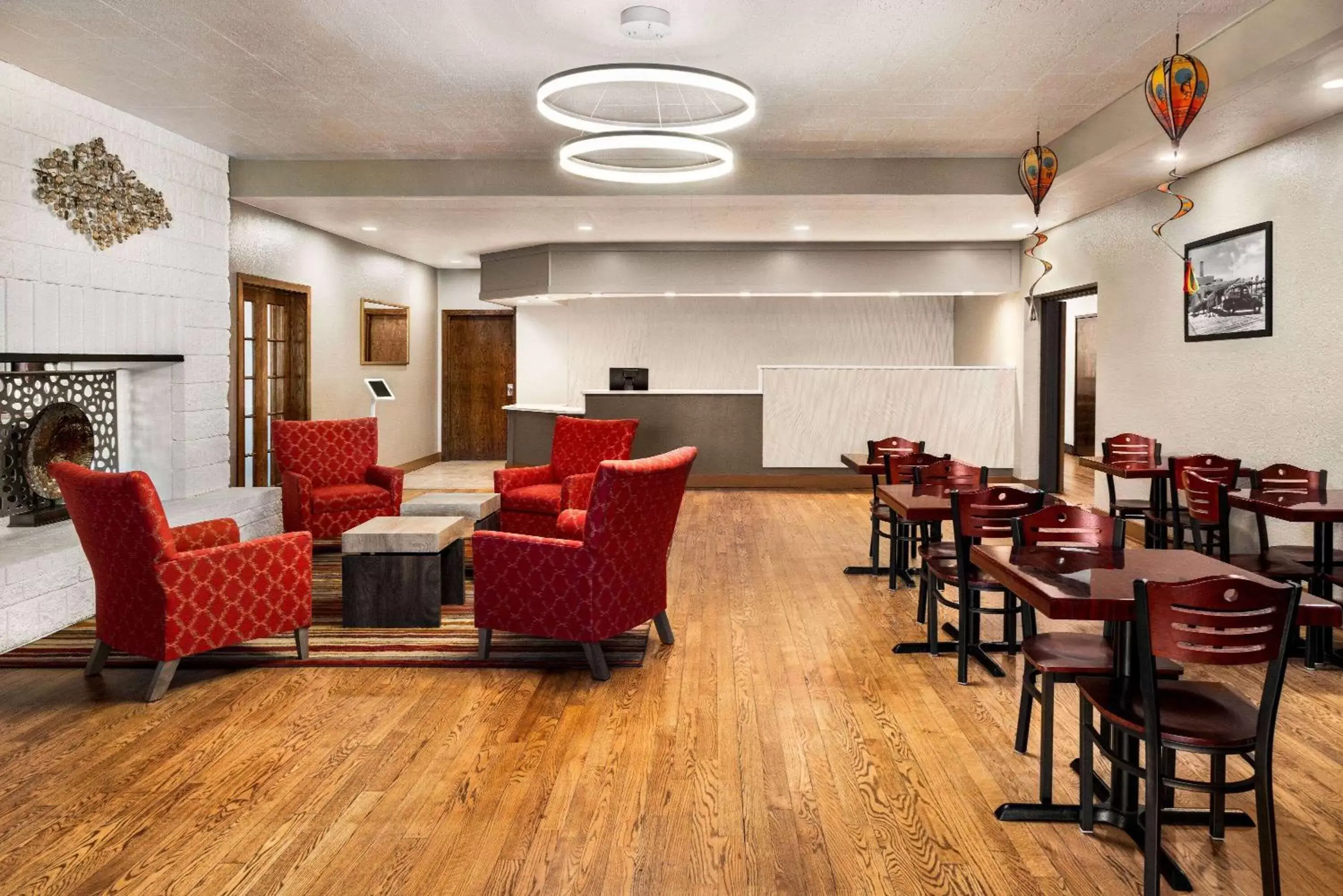 Lobby or reception, Lounge/Bar in Ramada by Wyndham Albuquerque Airport