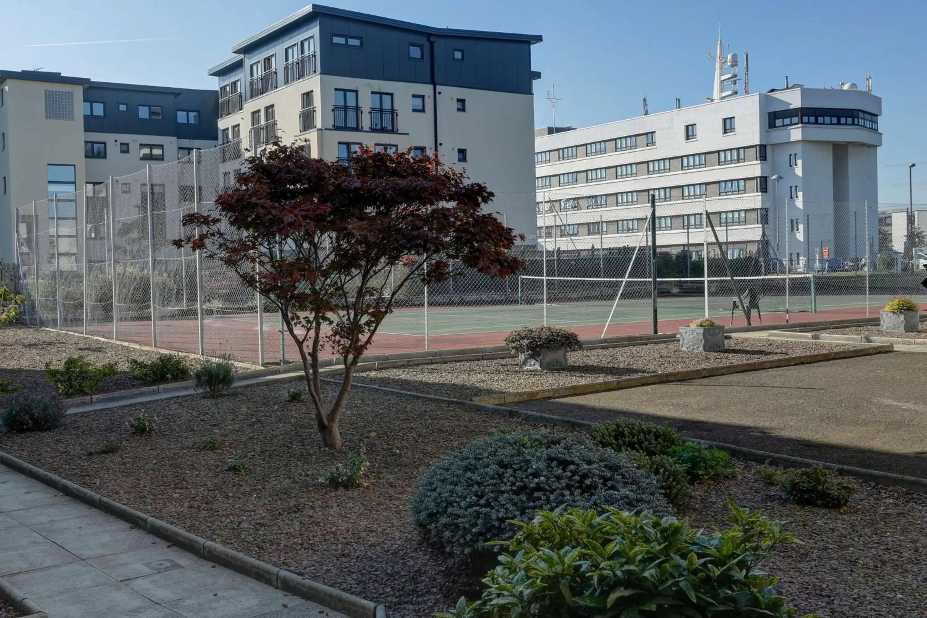 Tennis court in Best Western Kings Manor