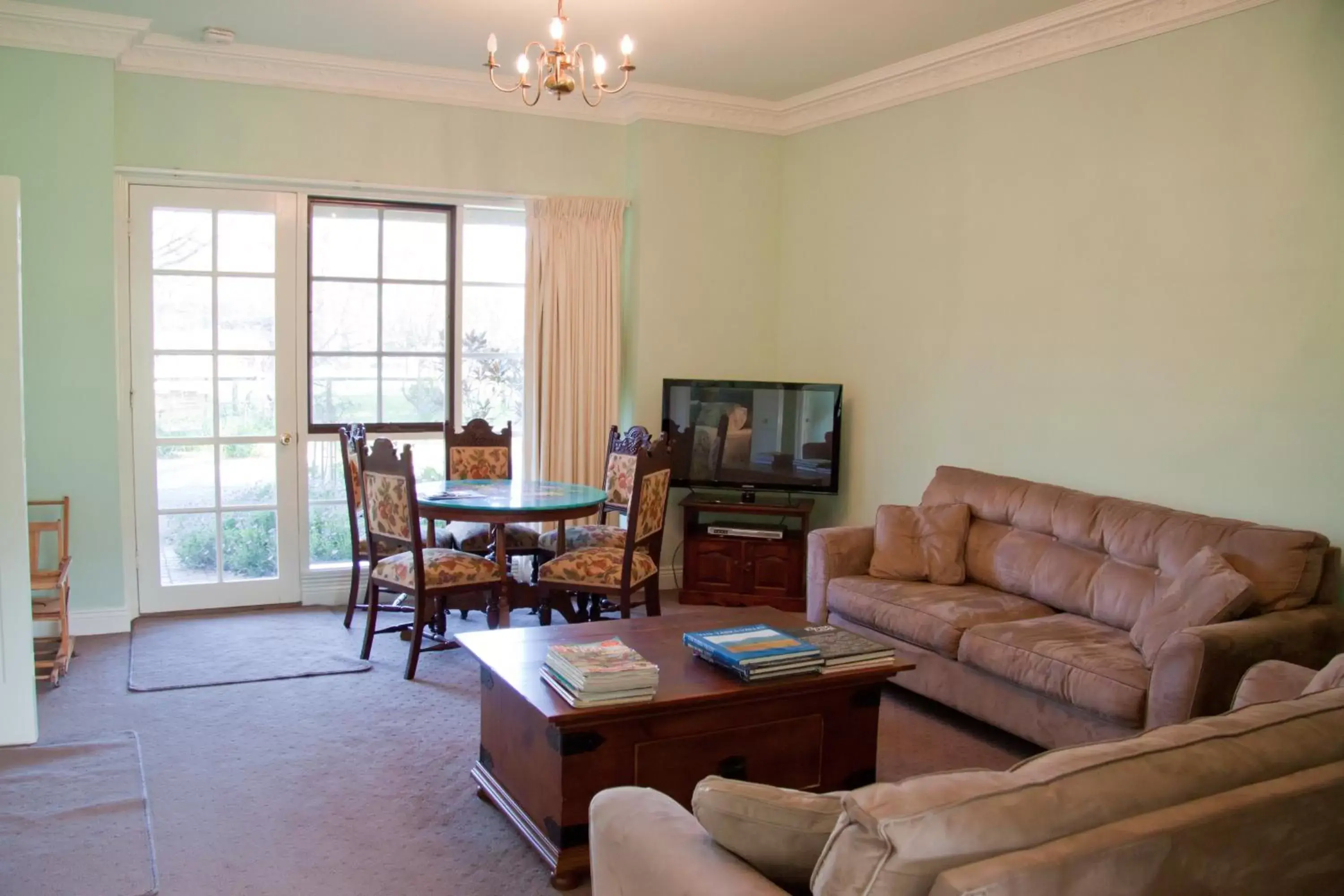 Three-Bedroom Apartment in Holly Lane Mews Three-Bedroom Apartment in Holly Lane Mews