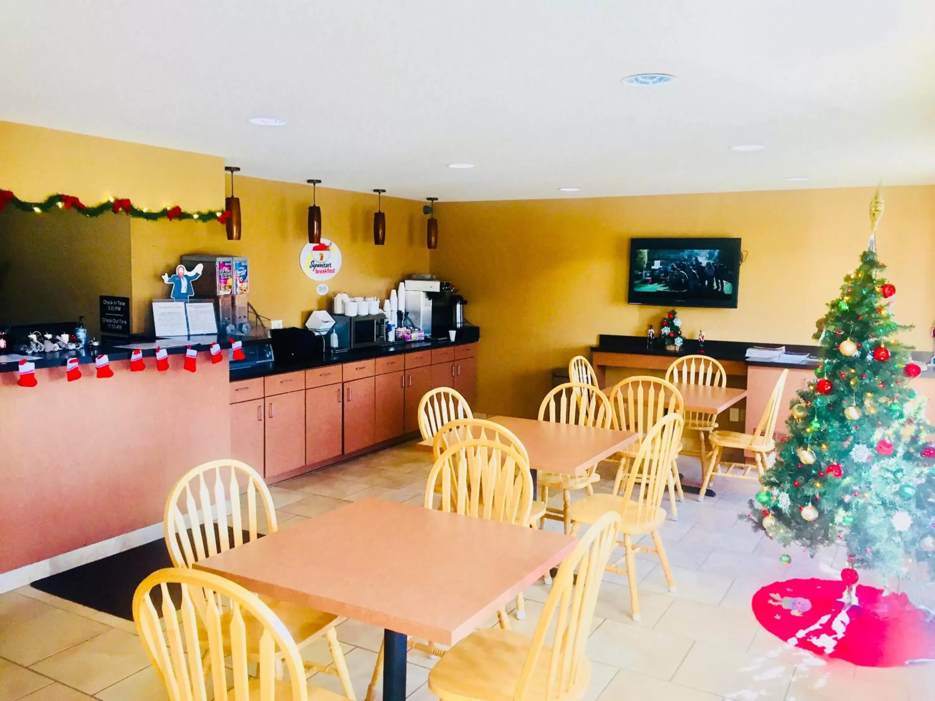 Coffee/tea facilities, Restaurant/Places to Eat in Super 8 by Wyndham Radcliff Ft. Knox Area