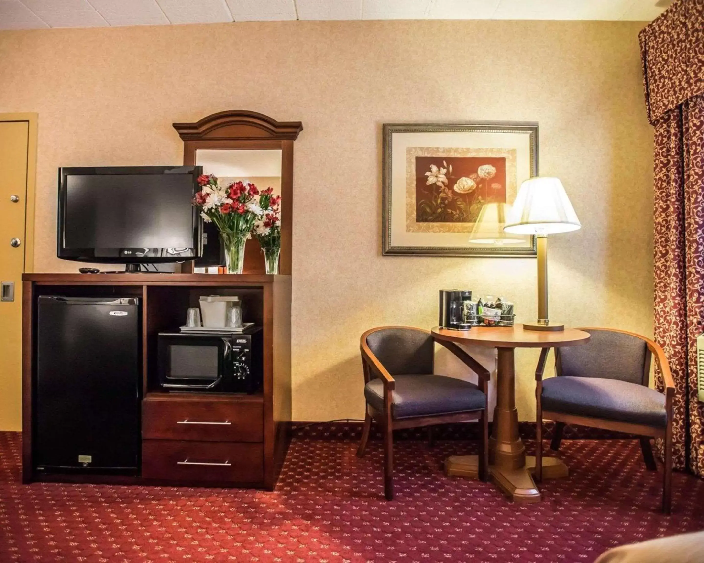 Photo of the whole room, TV/Entertainment Center in Comfort Inn Pocono Lakes Region