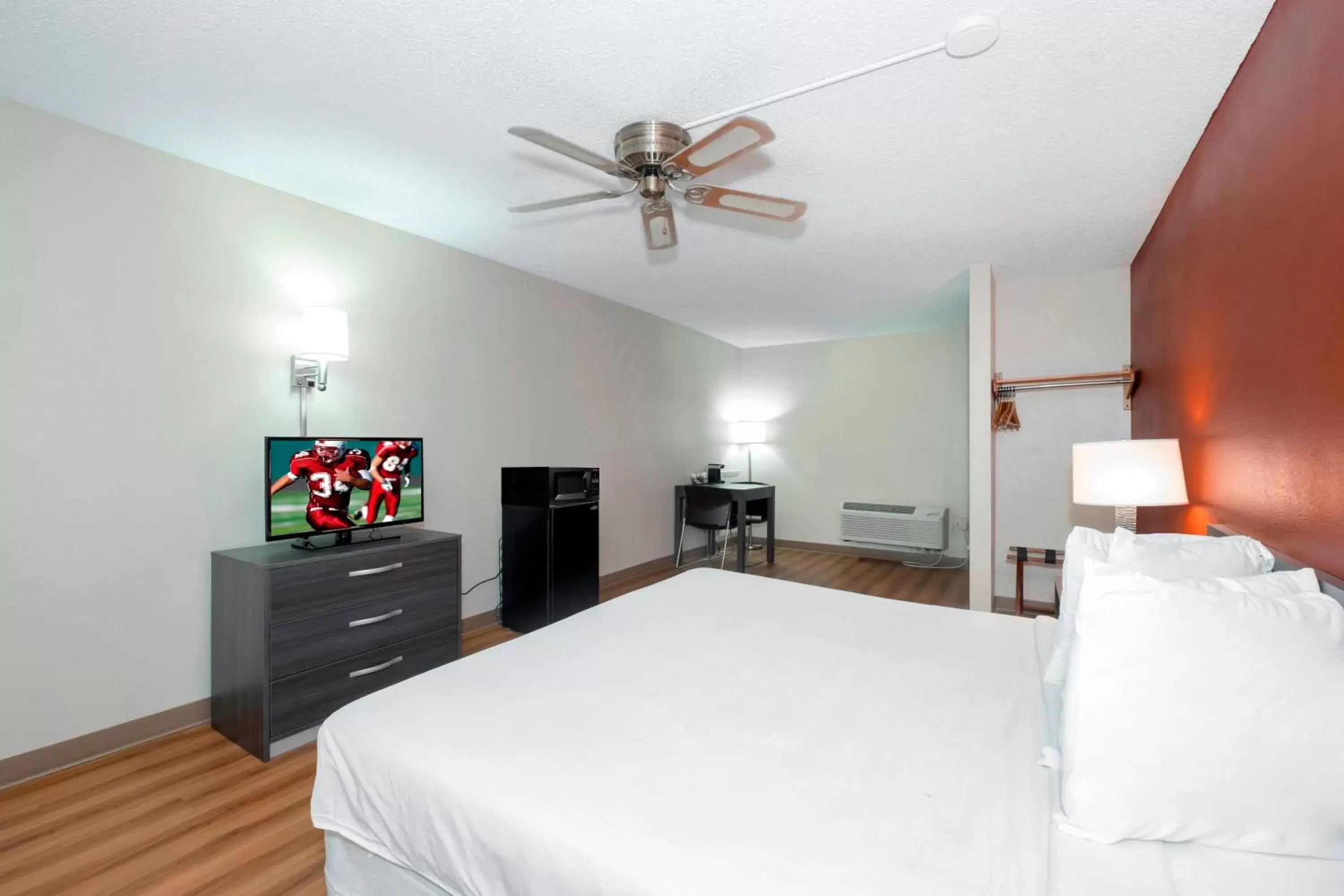 Photo of the whole room, Bed in Red Roof Inn MacClenny