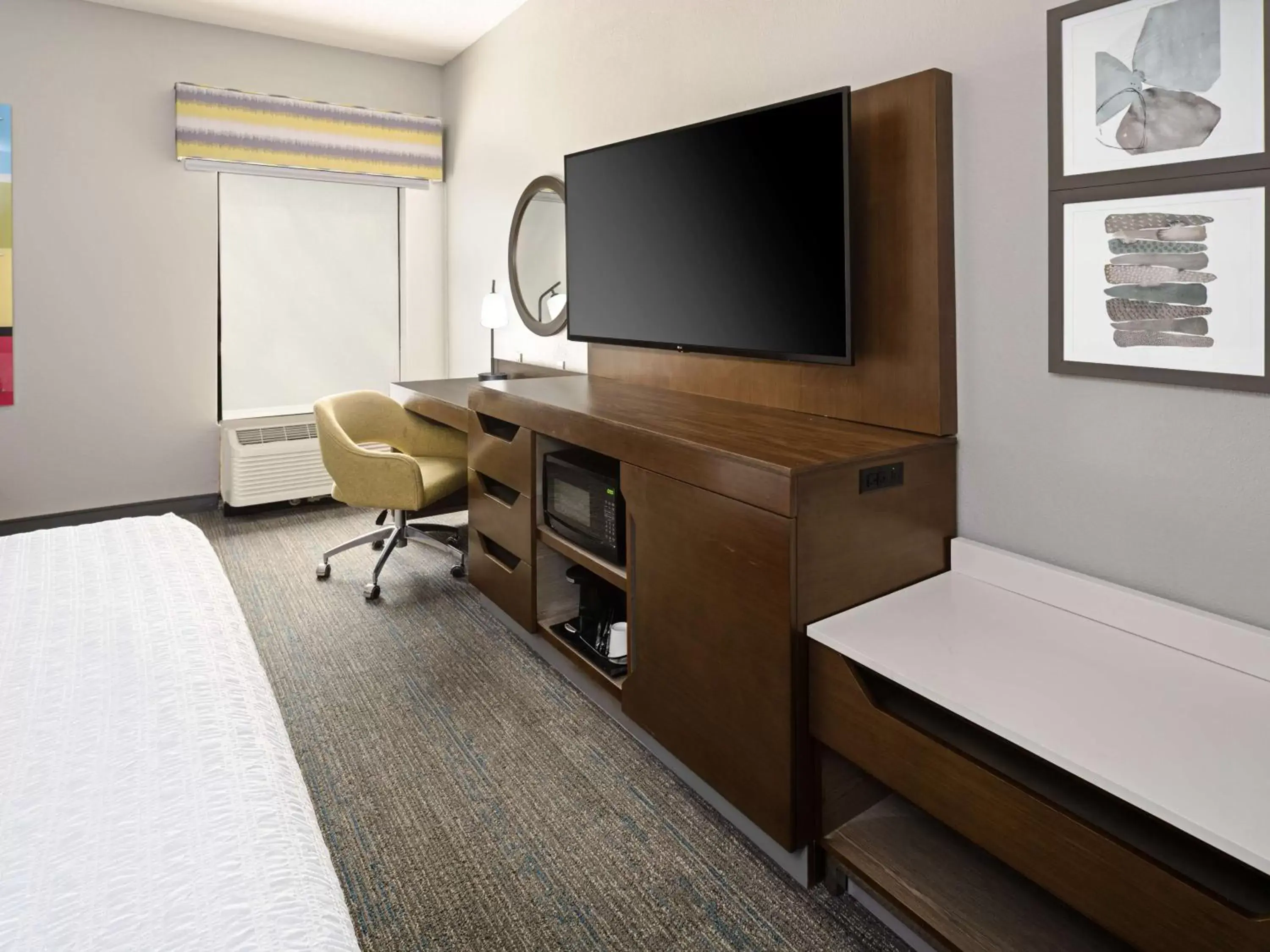 Bedroom, TV/Entertainment Center in Hampton Inn Richmond/Midlothian Turnpike