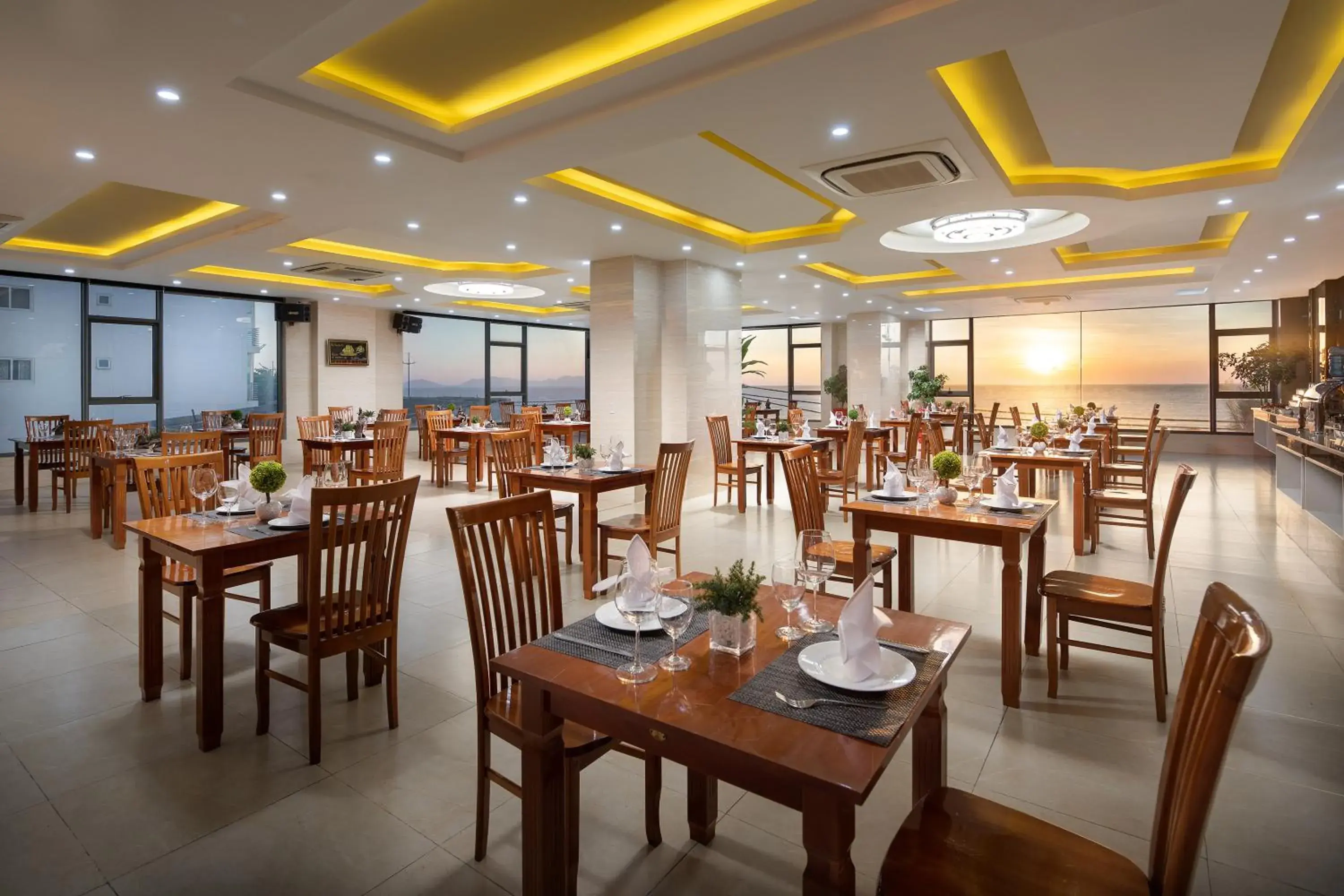 Restaurant/Places to Eat in Corvin Hotel
