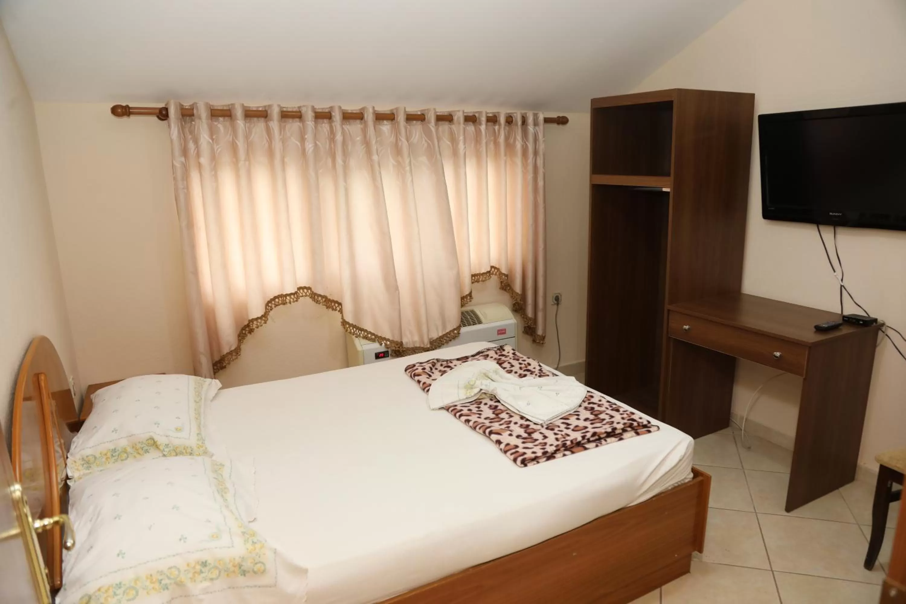 Bed in Hotel Kabashi