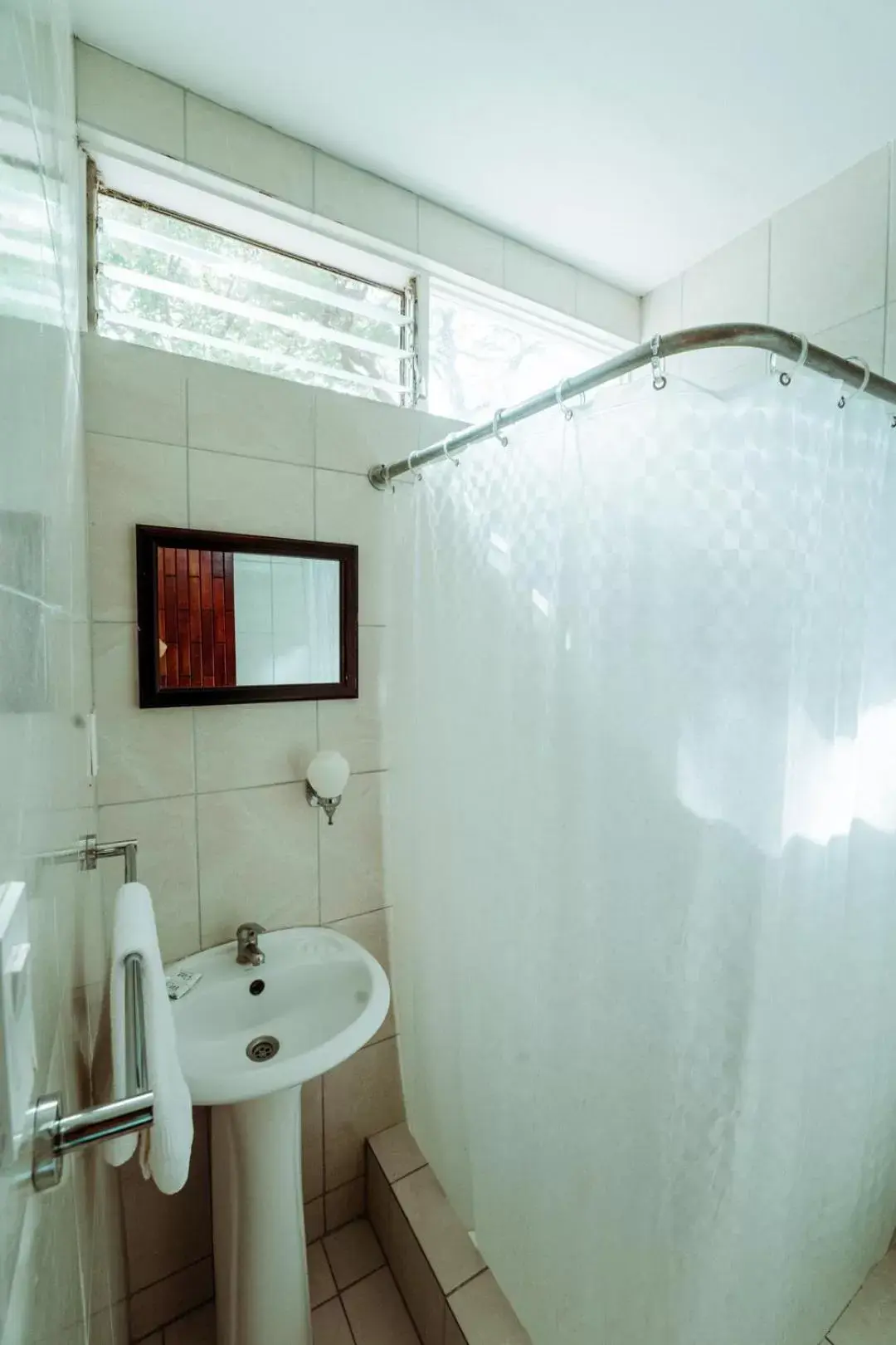 Shower, Bathroom in Hotel Diriá Santa Cruz