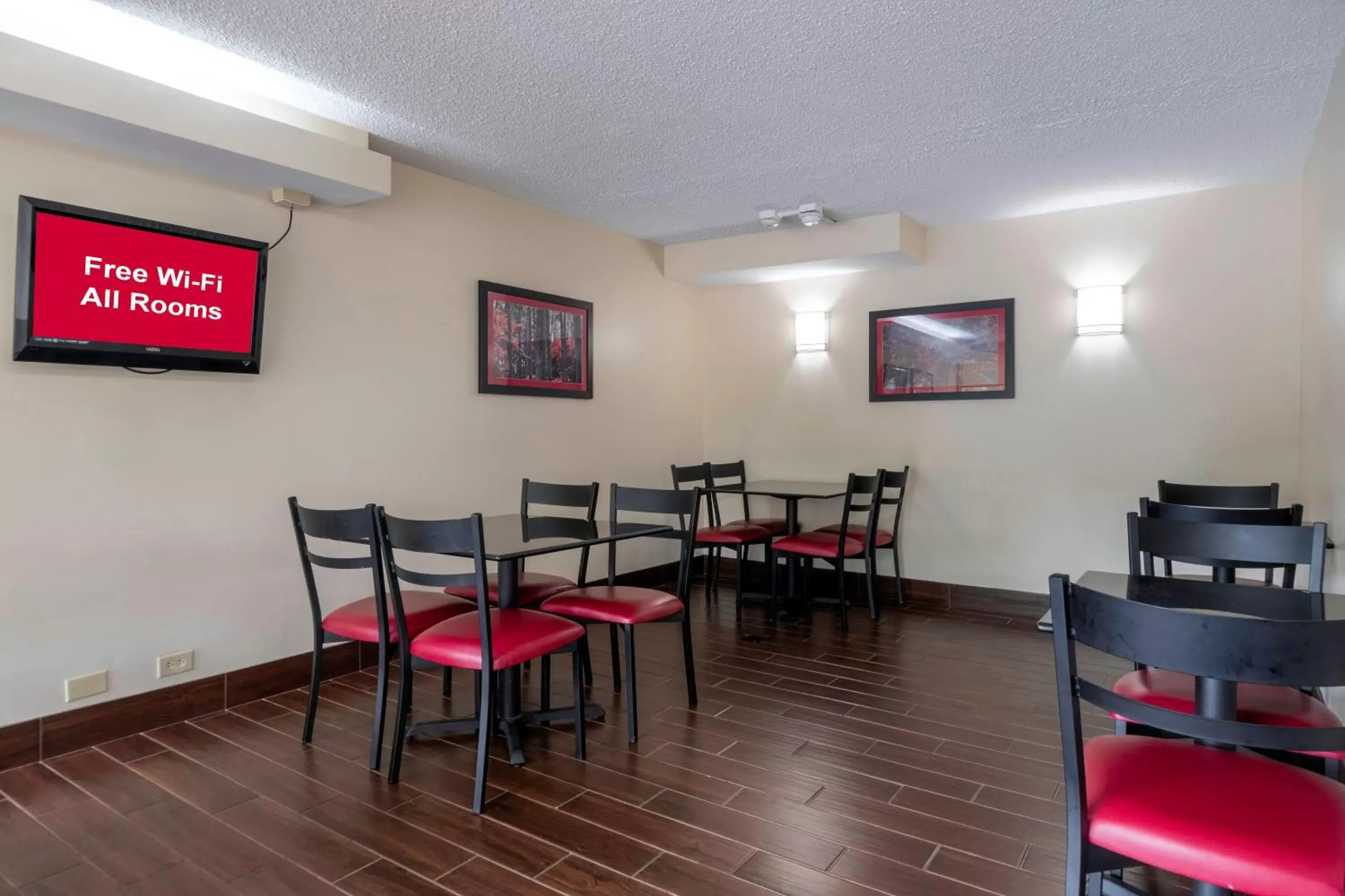 Lobby or reception, Restaurant/Places to Eat in Red Roof Inn Charlottesville