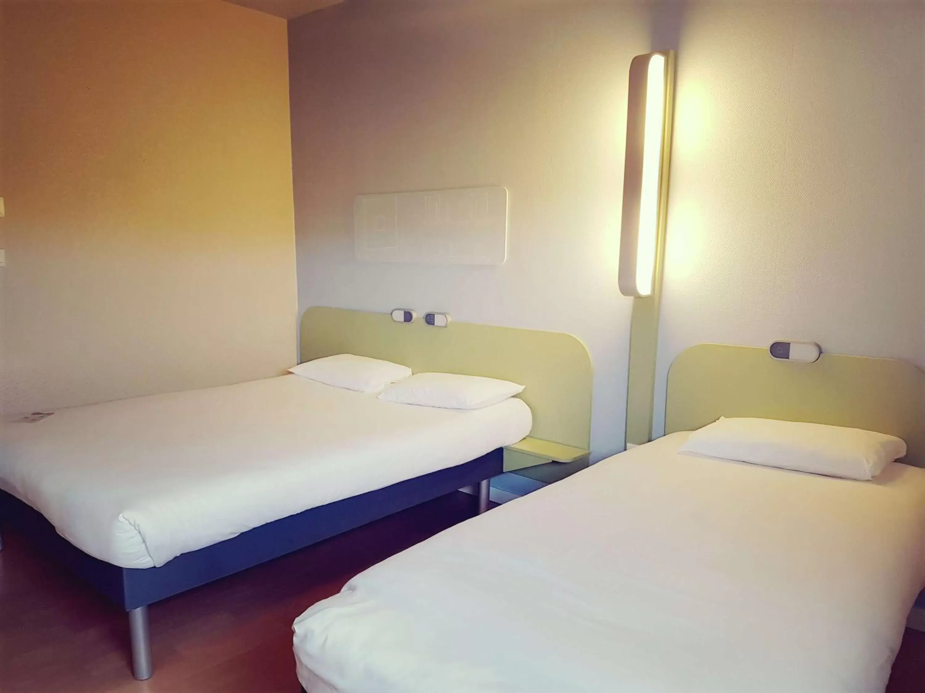 Photo of the whole room, Bed in ibis Budget Arles Palais Des Congres