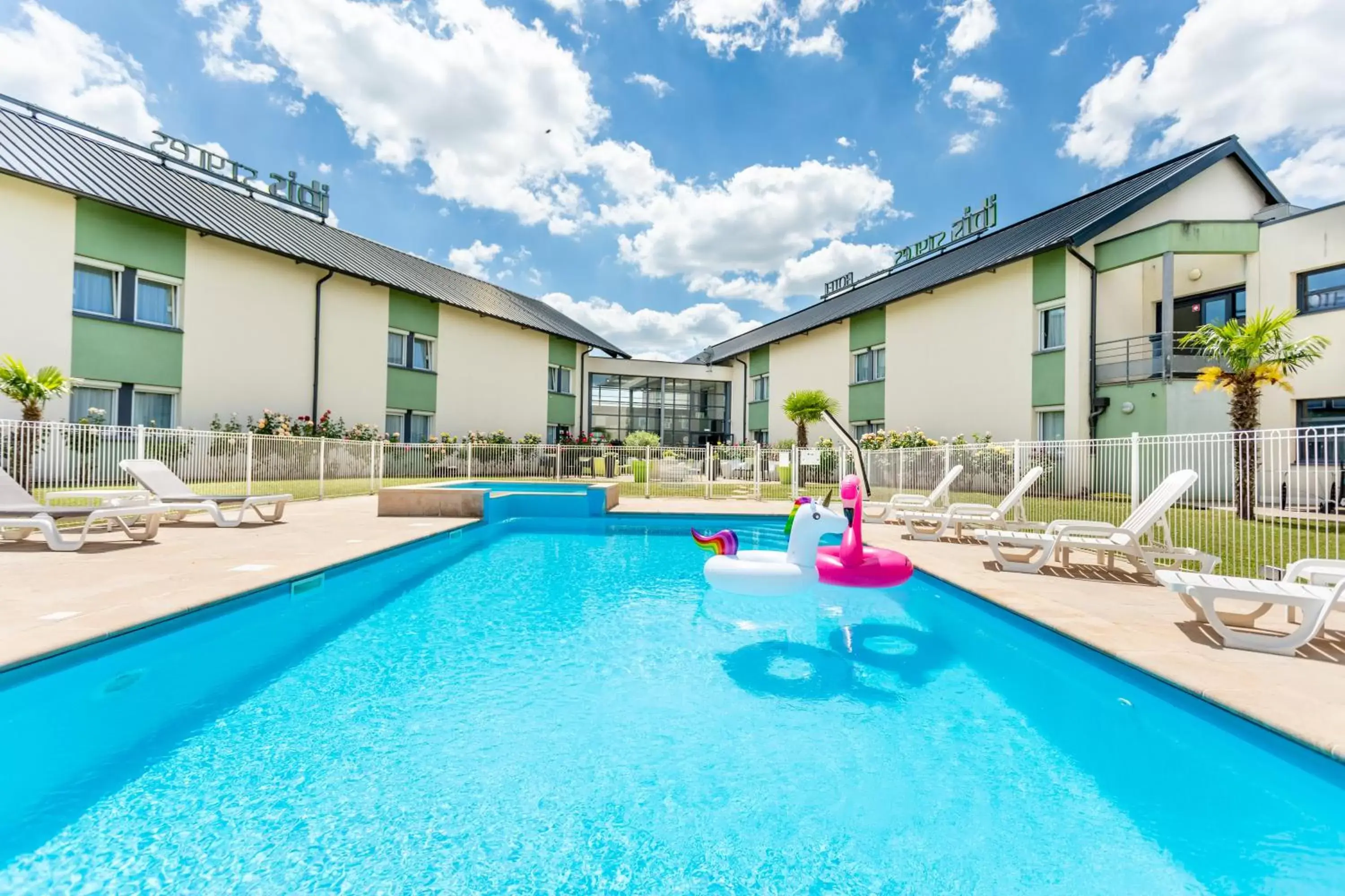 Property building, Swimming Pool in ibis Styles Bourges