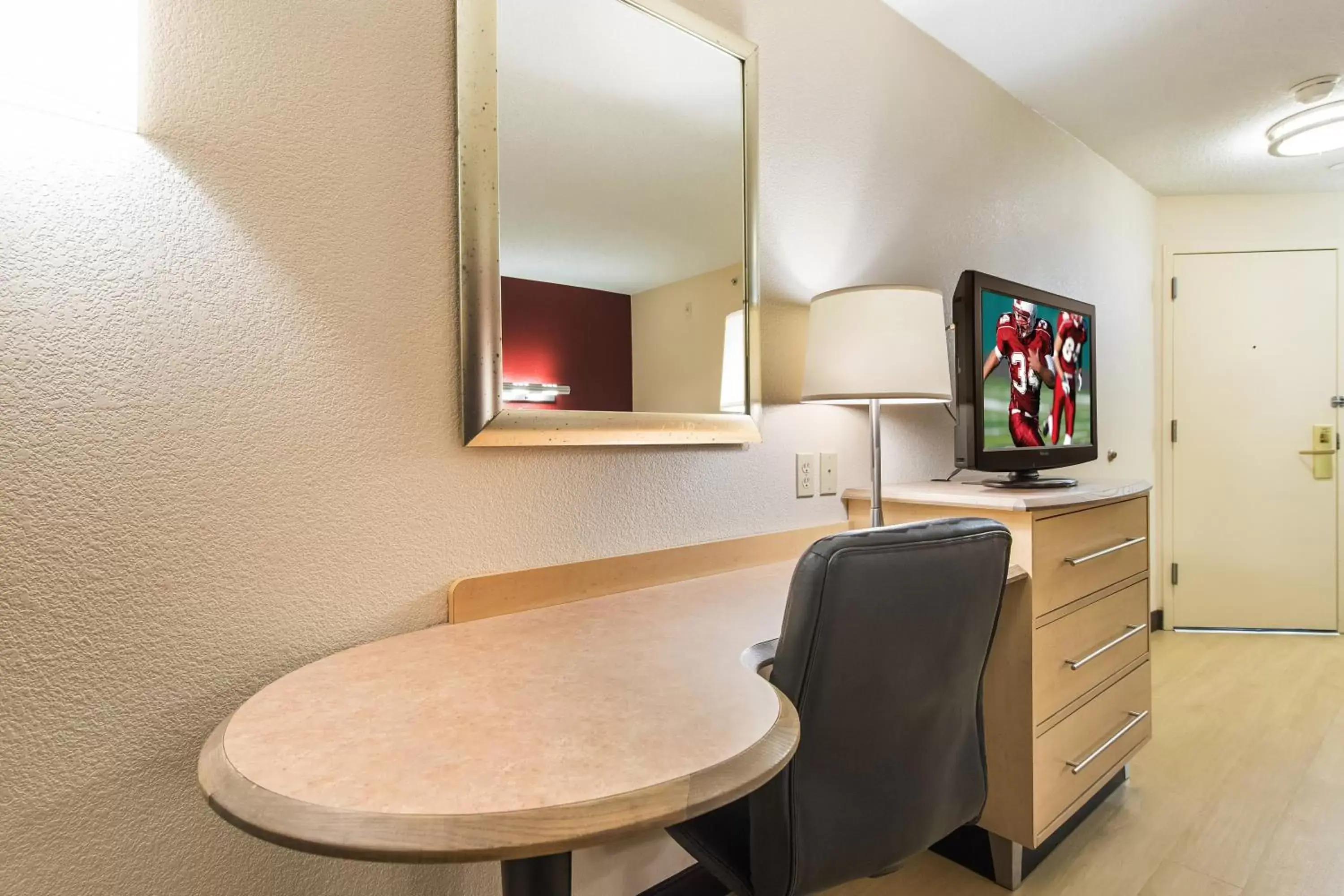 Photo of the whole room, TV/Entertainment Center in Red Roof Inn Seattle Airport - SEATAC