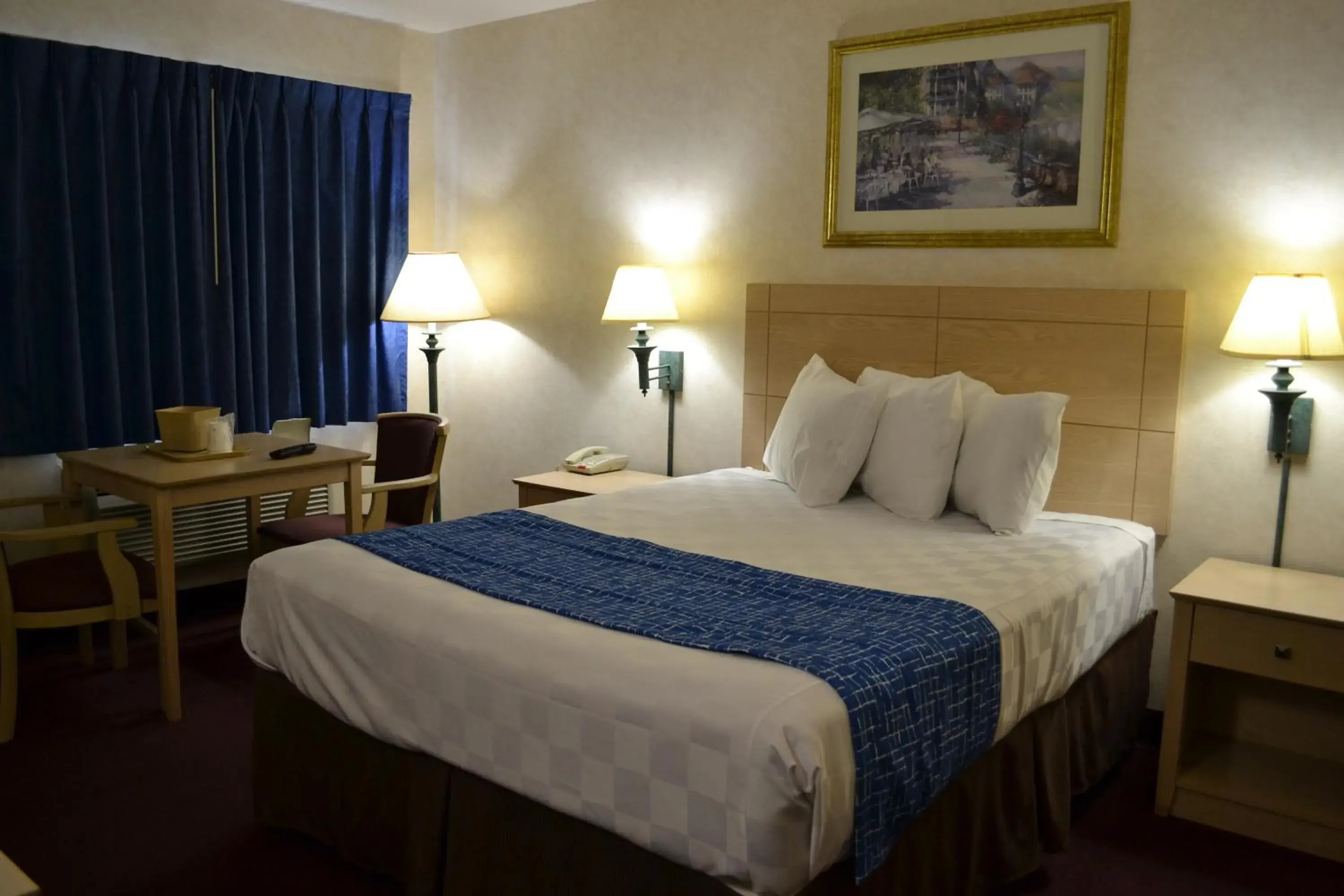 Photo of the whole room, Bed in Travelodge by Wyndham Niagara Falls