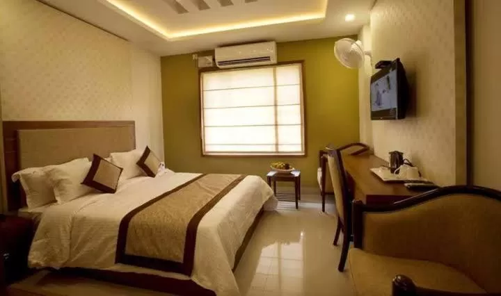 Bed in Glitz Inn Calicut