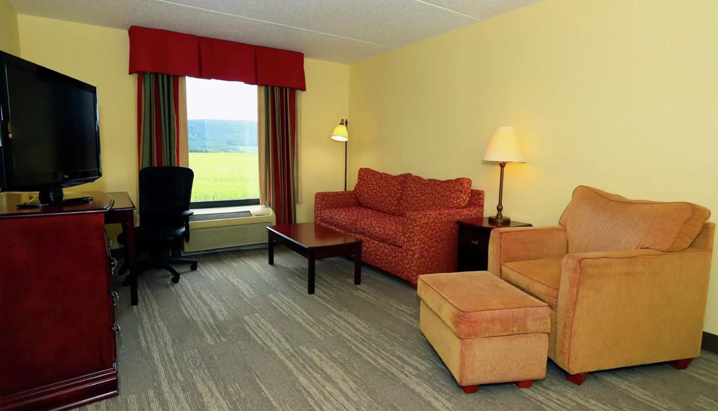 Bedroom, Seating Area in Hampton Inn and Suites of Lamar