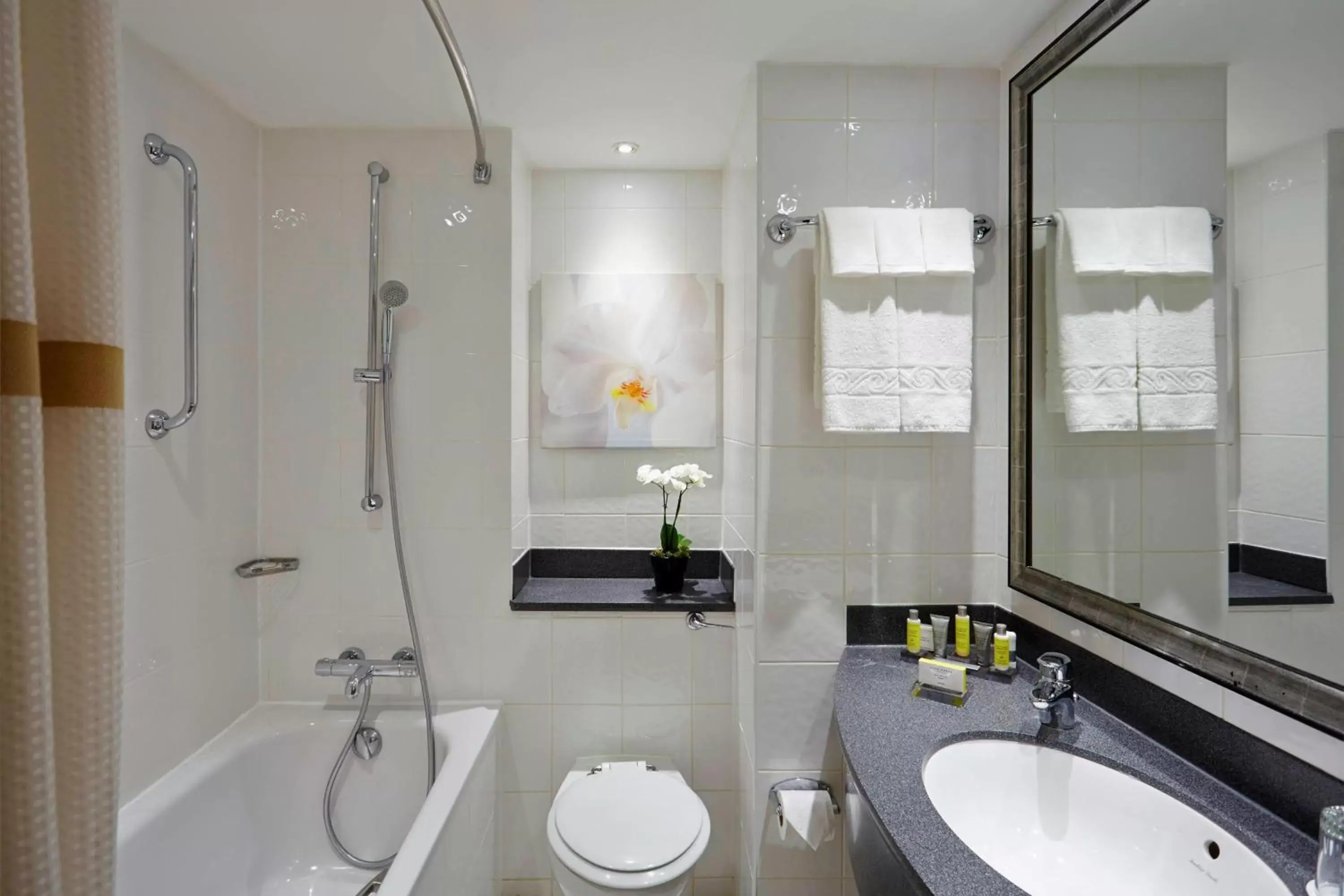 Bathroom in London Marriott Hotel Marble Arch