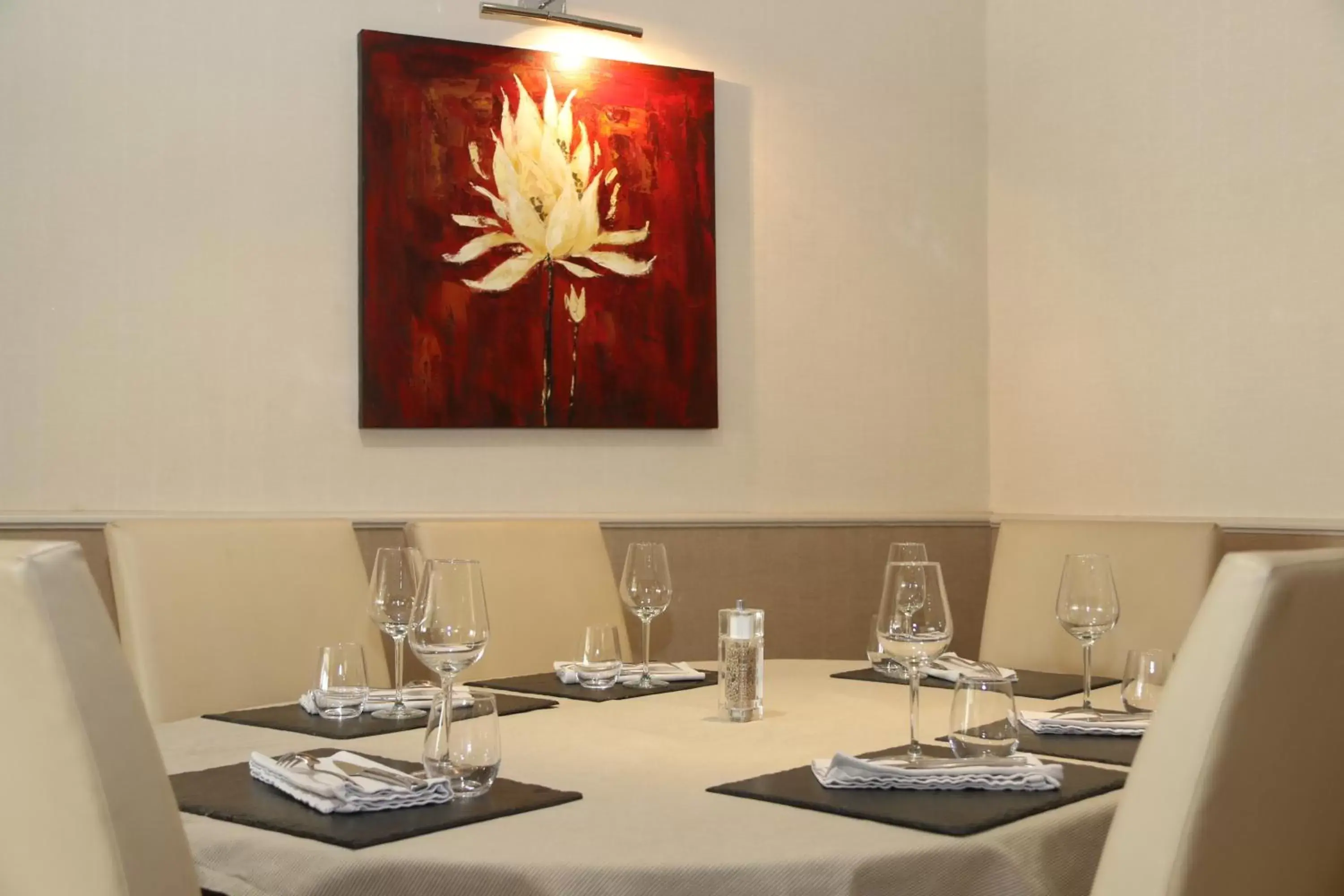 Restaurant/places to eat in Logis Hôtel-Restaurant Au Vieux Morvan, au cœur de la Bourgogne, Piscine & Spa, Hôtel Climatisé Restaurant/places to eat in Logis Hôtel-Restaurant Au Vieux Morvan, au cœur de la Bourgogne, Piscine & Spa, Hôtel Climatisé