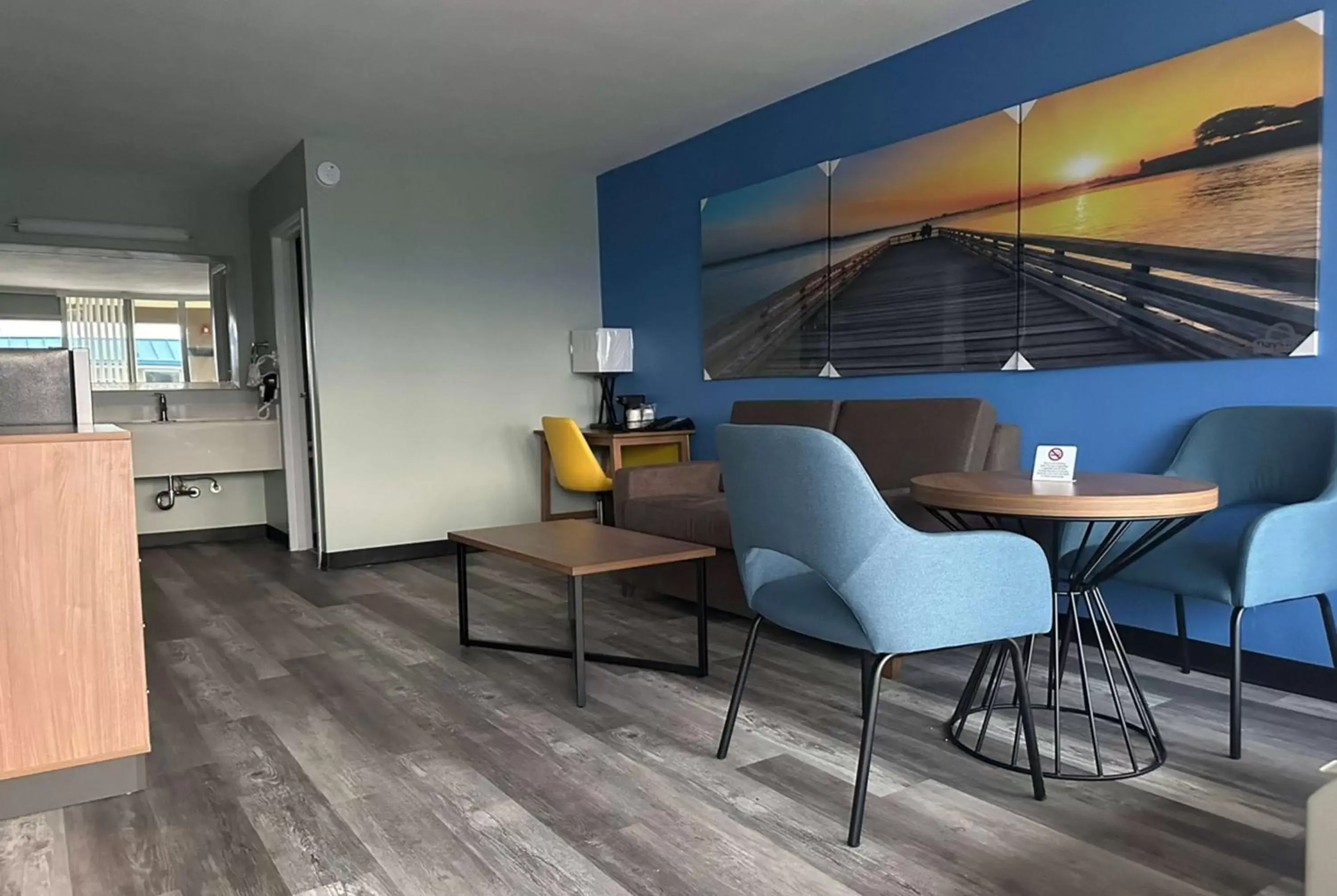 Photo of the whole room, Dining Area in Days Inn & Suites by Wyndham Jennings