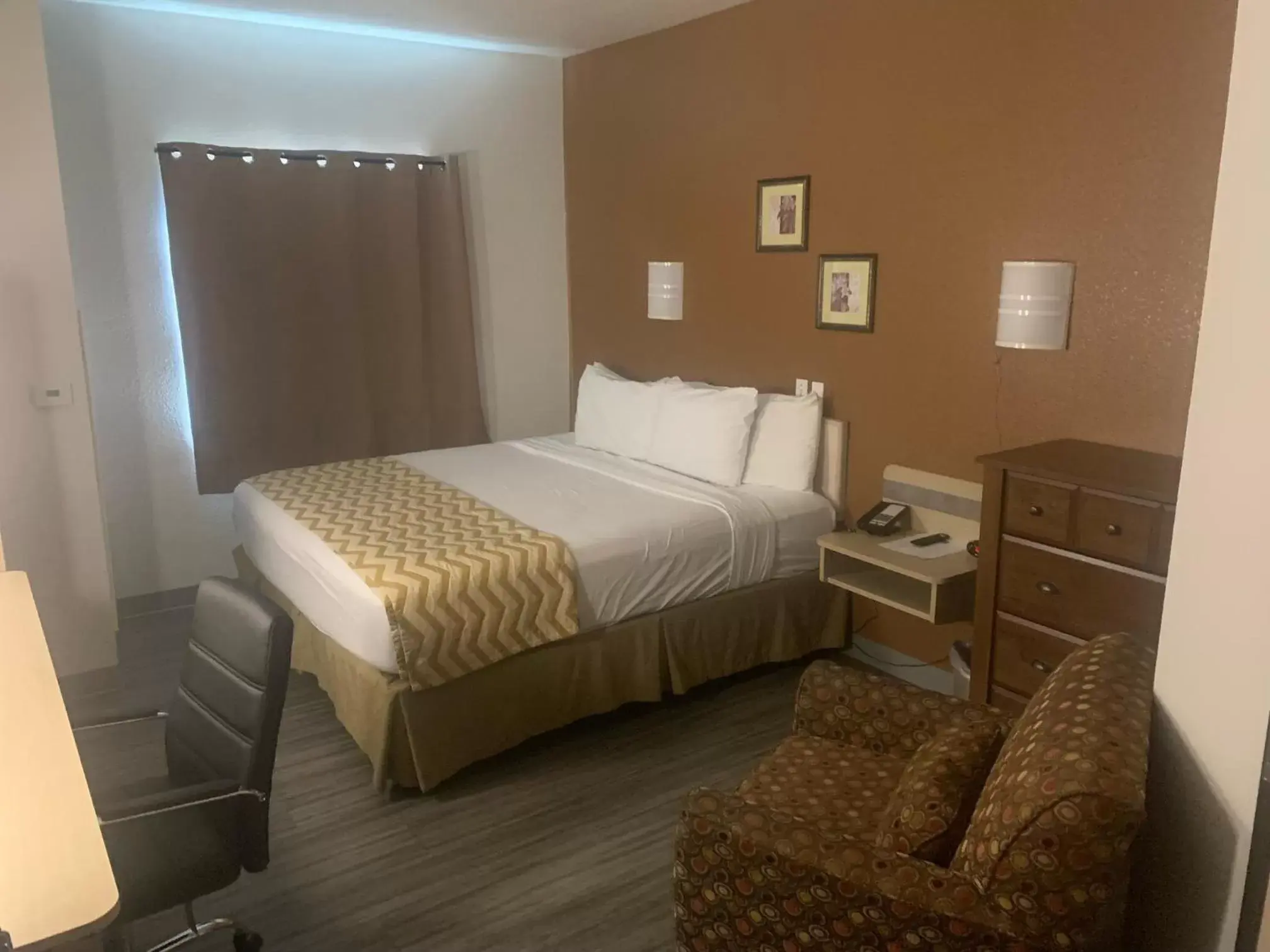 Bed in Quality Inn Yuba City-Marysville