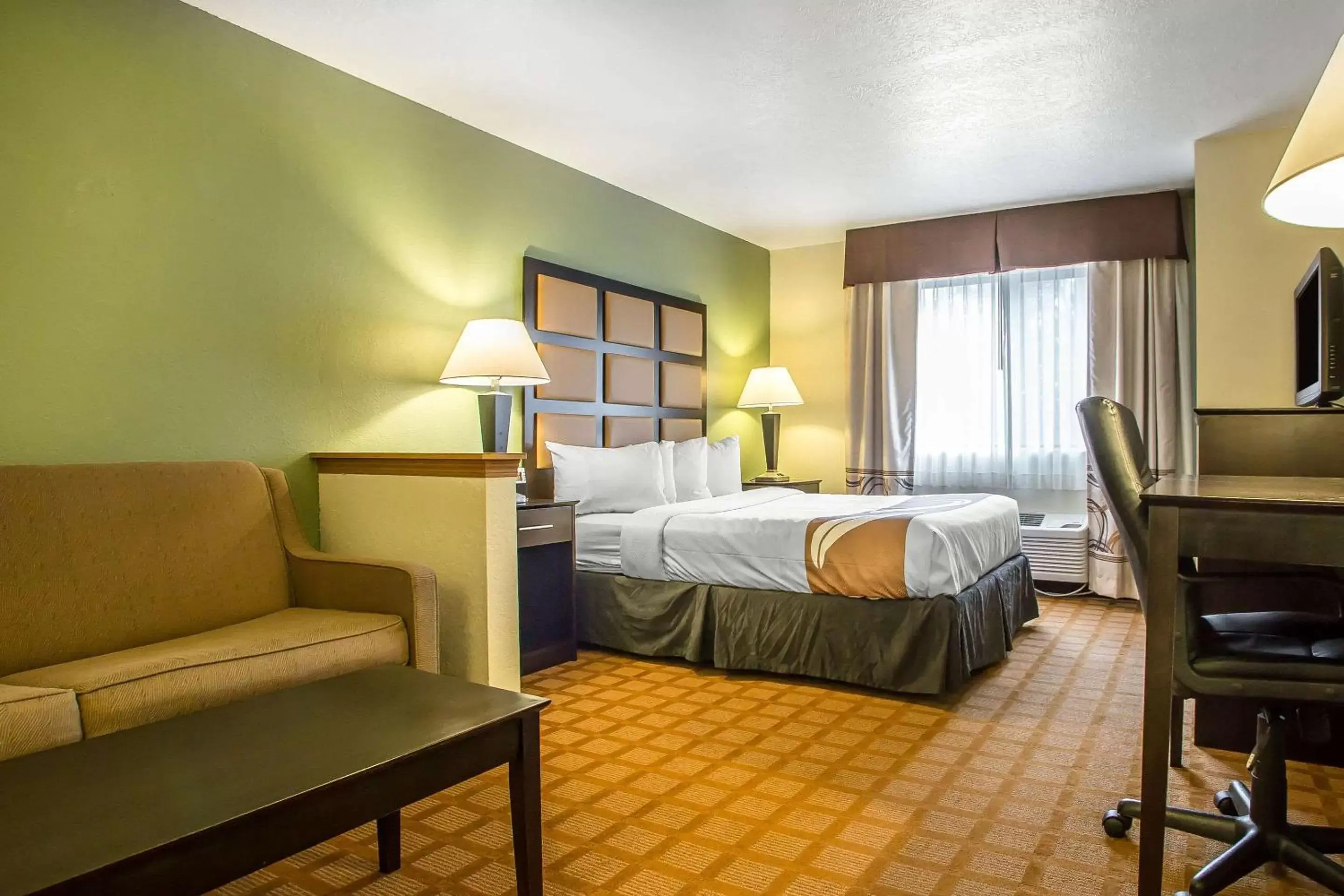 Photo of the whole room, Bed in Quality Inn & Suites Marinette