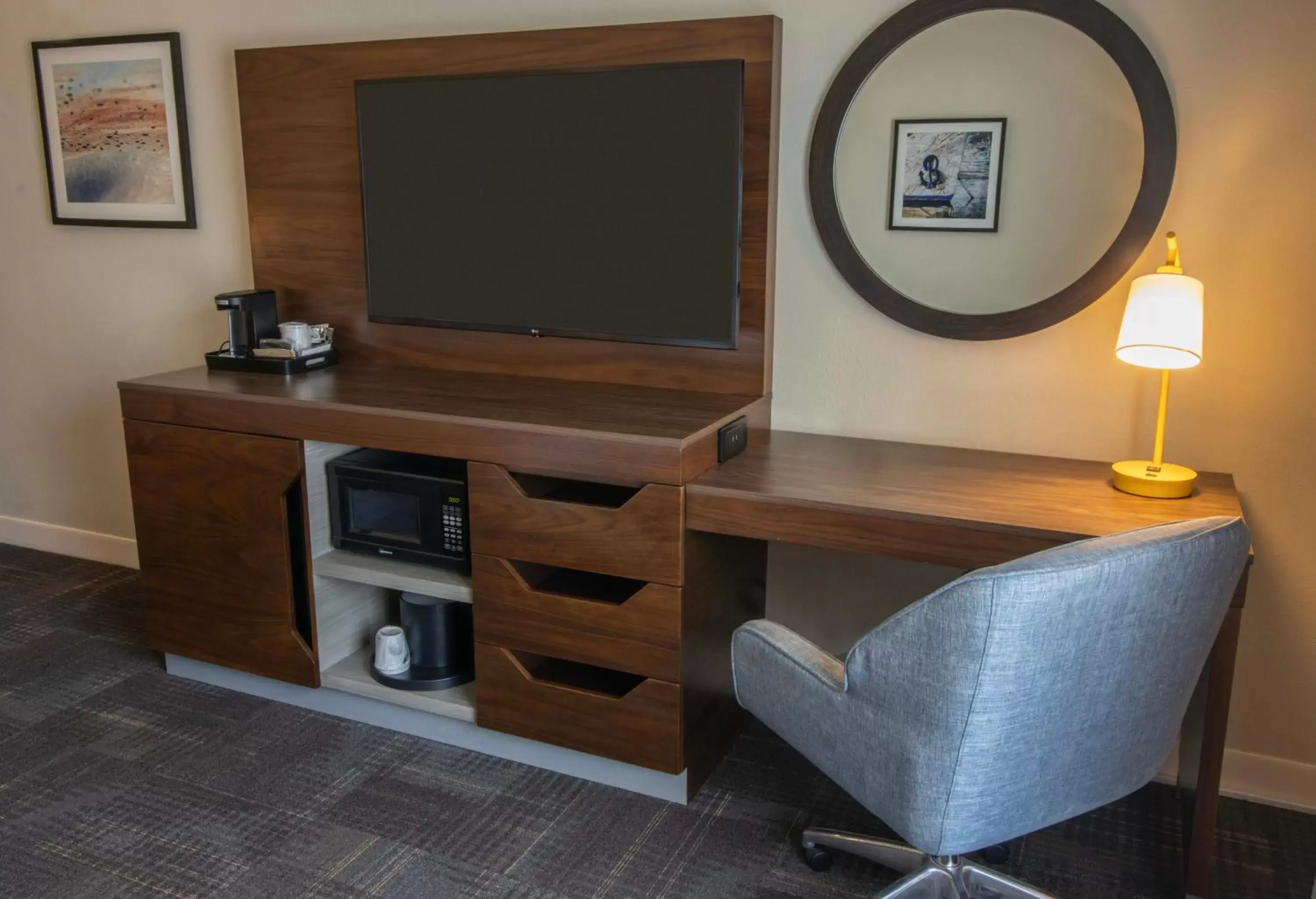 Bedroom, TV/Entertainment Center in Hampton Inn & Suites Norfolk-Airport