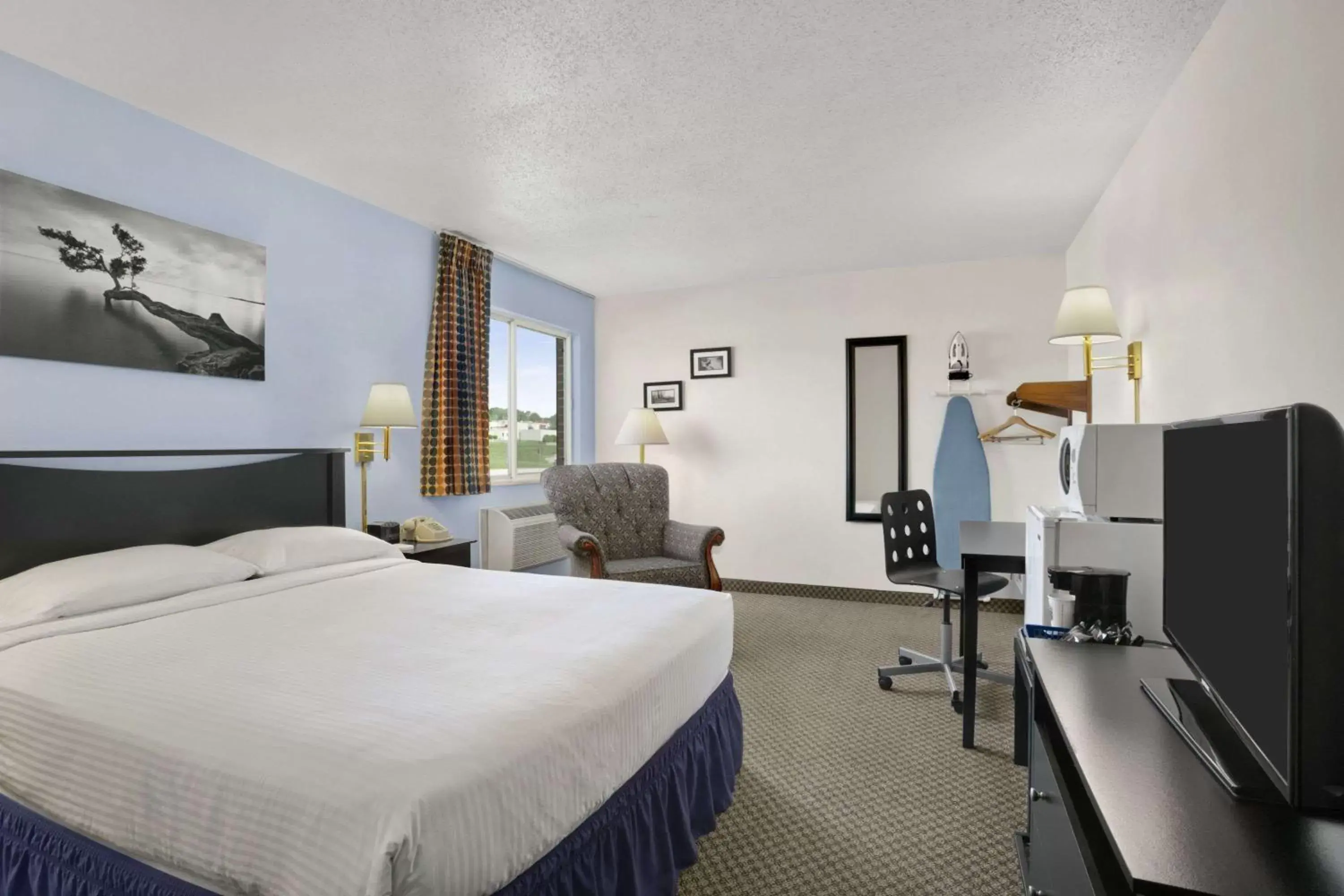 Photo of the whole room in Super 8 by Wyndham Washington