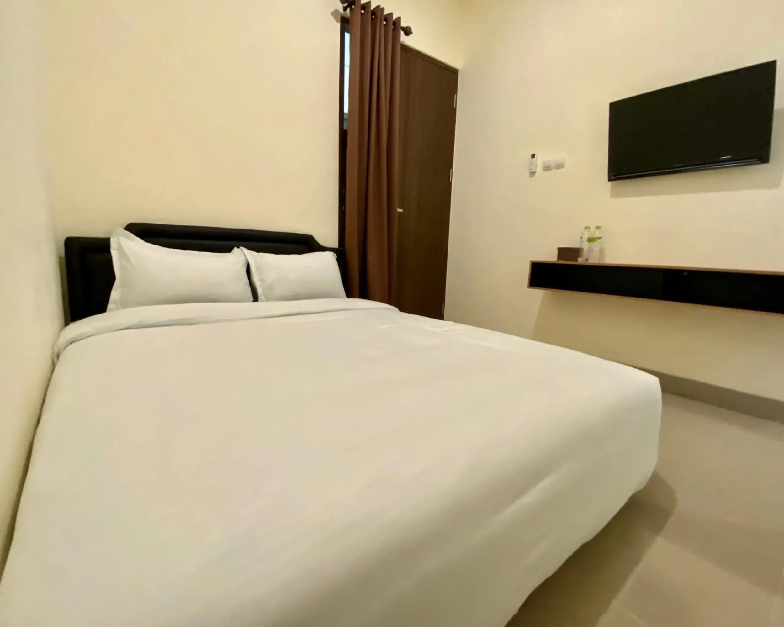 Bedroom, Bed in RedDoorz at Arkana Seturan Pakuwon Mall