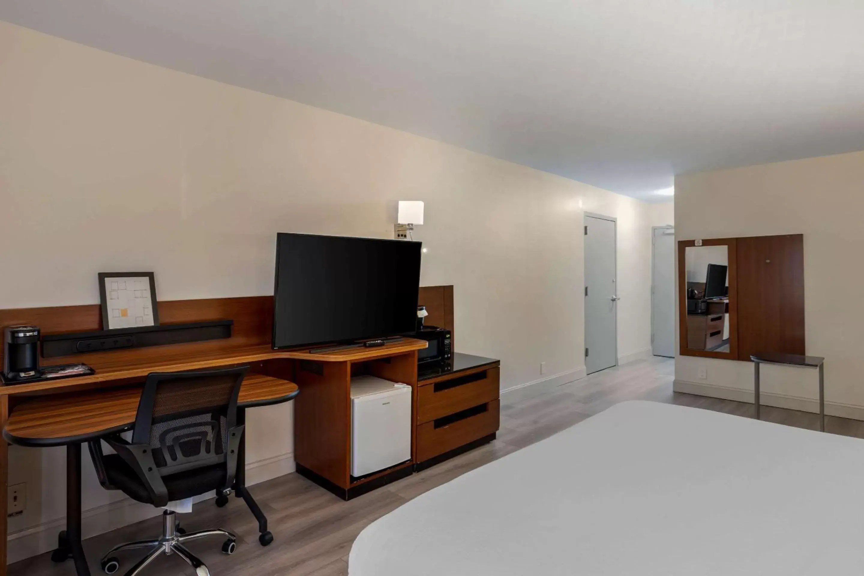 Bedroom, TV/Entertainment Center in Comfort Inn & Suites Mt Laurel - Philadelphia