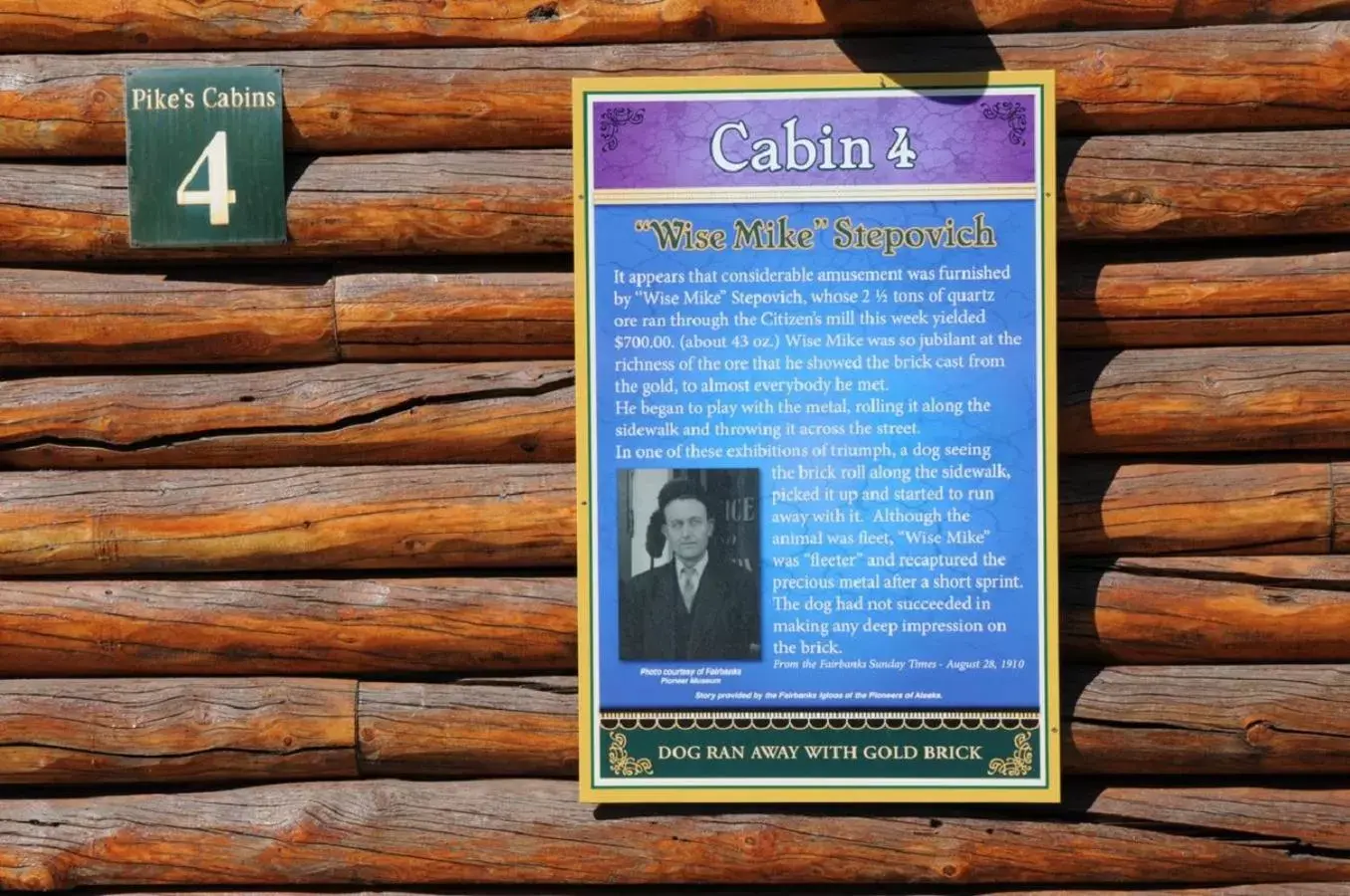 Property building in Pike's Waterfront Lodge Property building in Pike's Waterfront Lodge