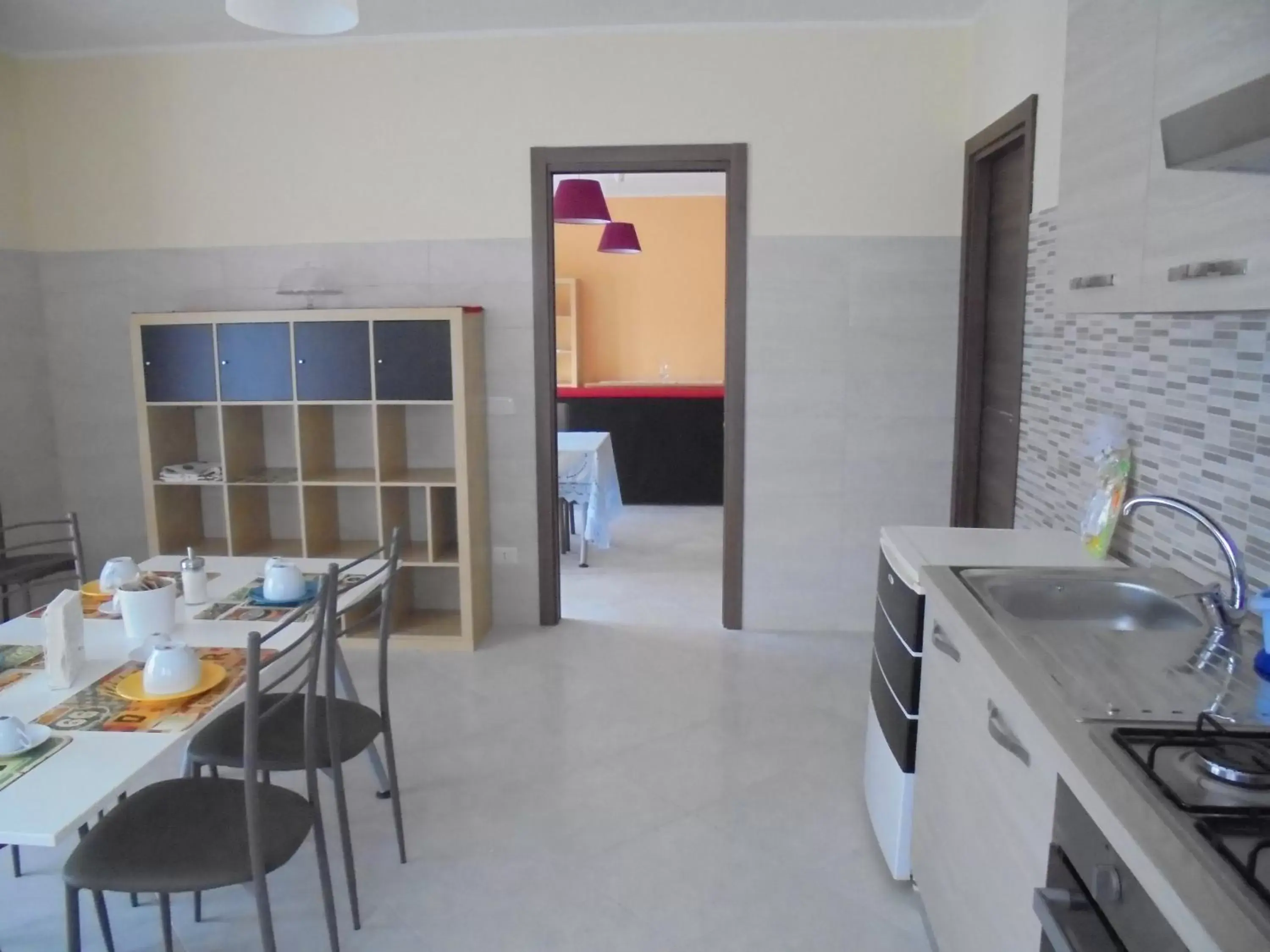 Kitchen or kitchenette, Dining Area in B&B KARISMA