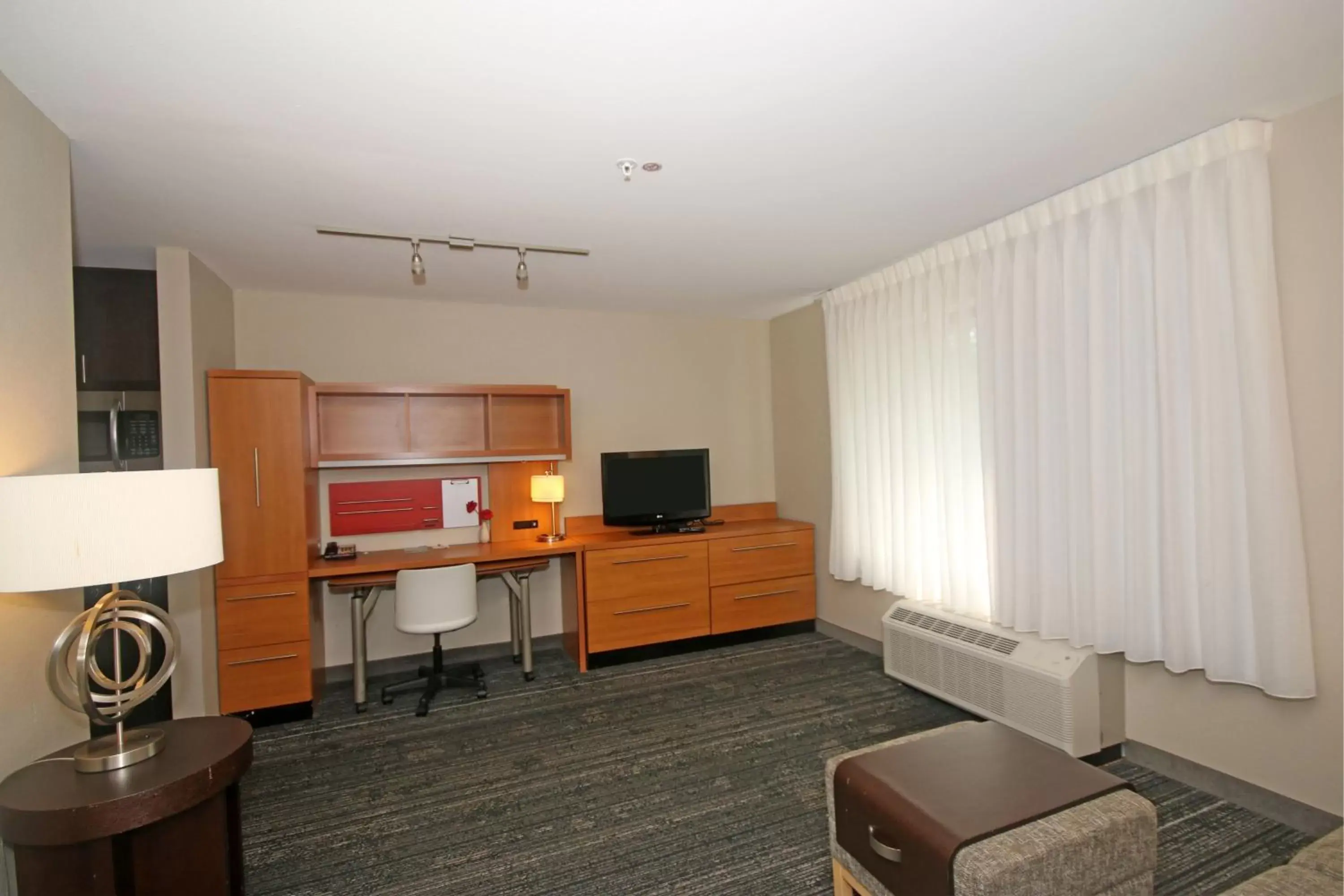 Living room, Kitchen/Kitchenette in TownePlace Suites by Marriott Aiken Whiskey Road
