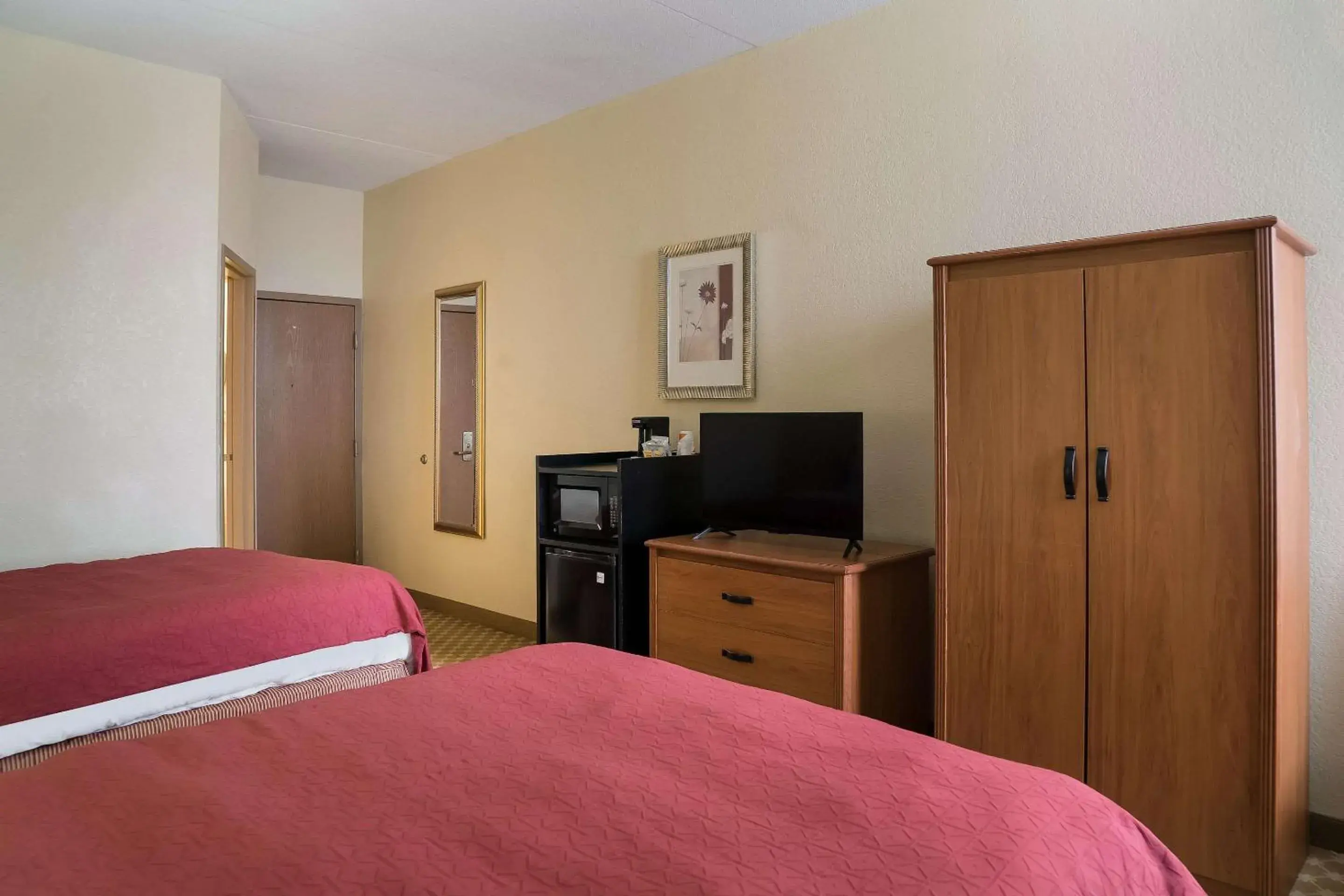 Bedroom, TV/Entertainment Center in Quality Inn & Suites