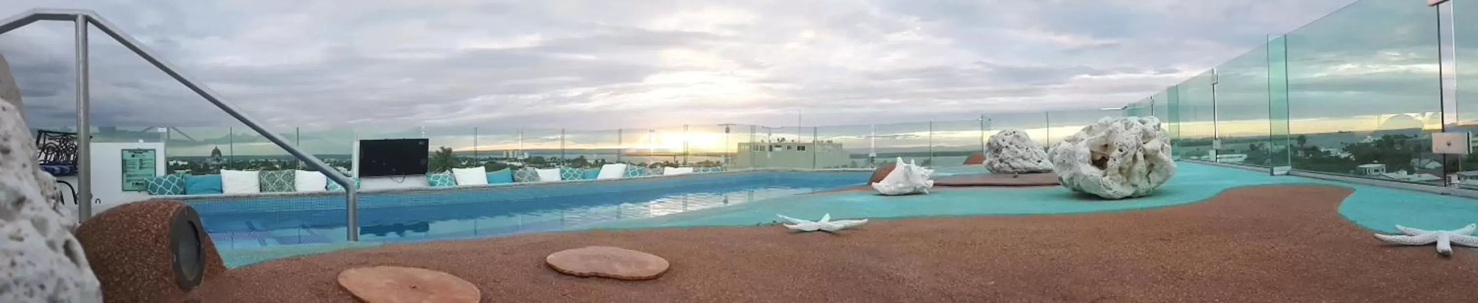 Swimming Pool in Hotel HBlue