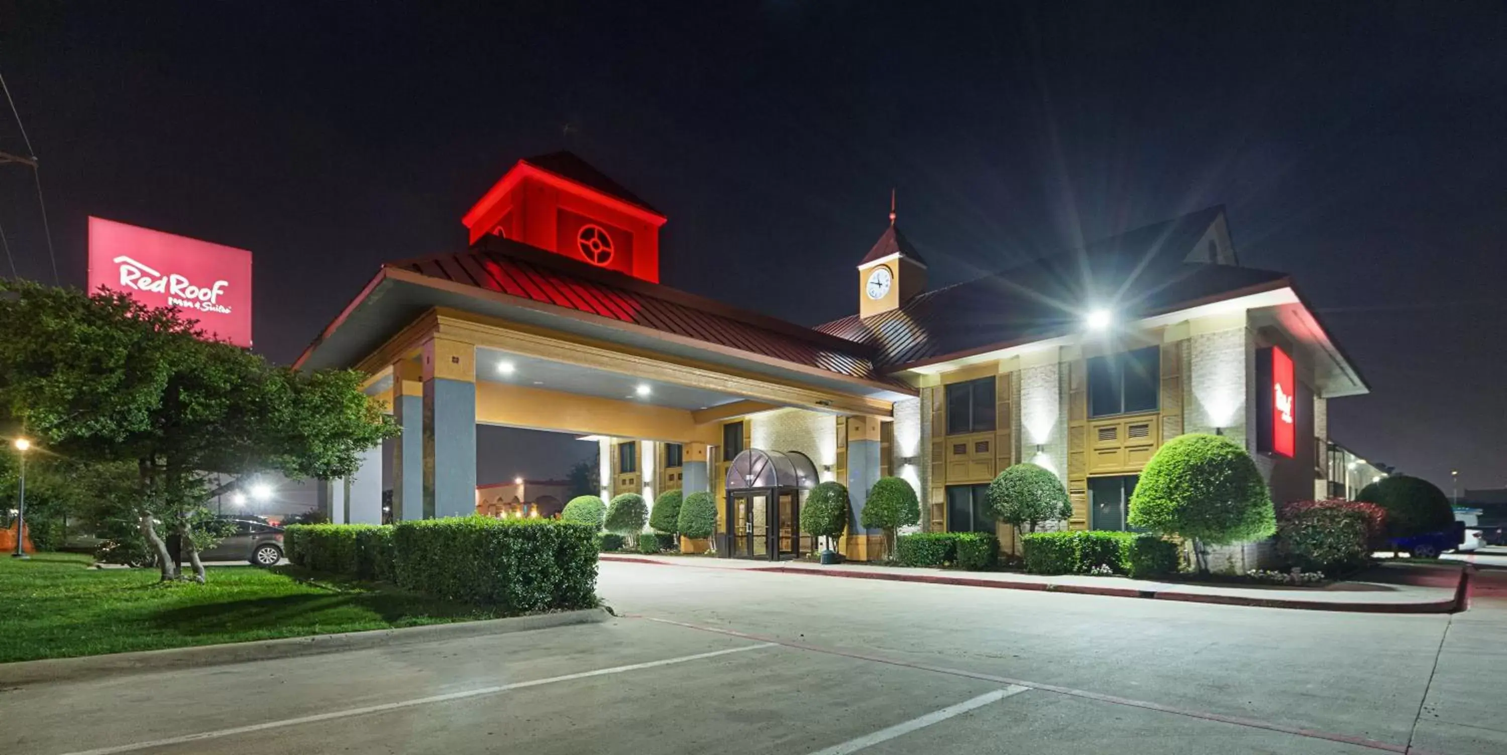 Property building, Facade/Entrance in Red Roof Inn PLUS+ Dallas - Addison