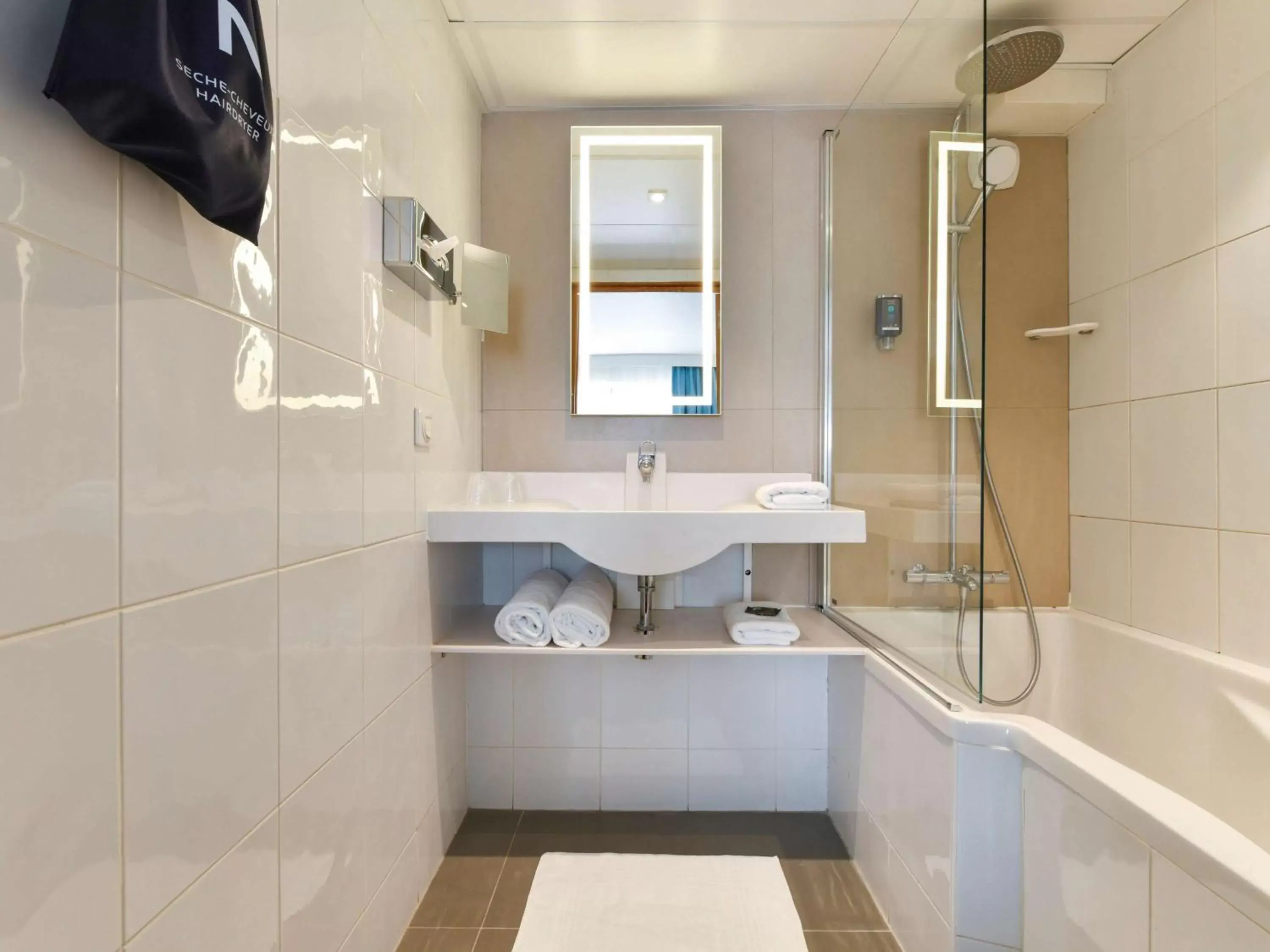 Photo of the whole room, Bathroom in Novotel La Rochelle Centre