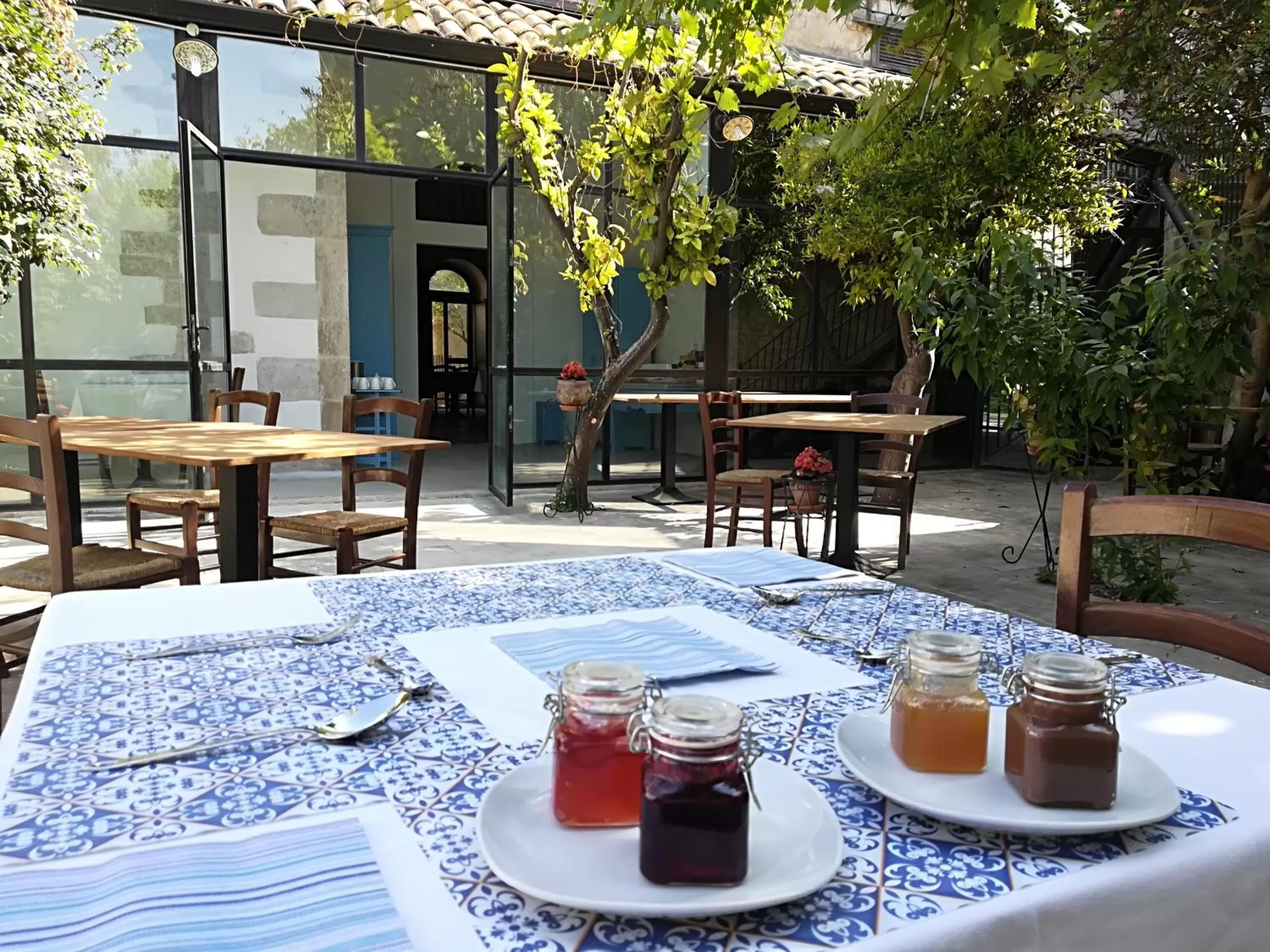 Food and drinks in Residenza Donnafugata B&B