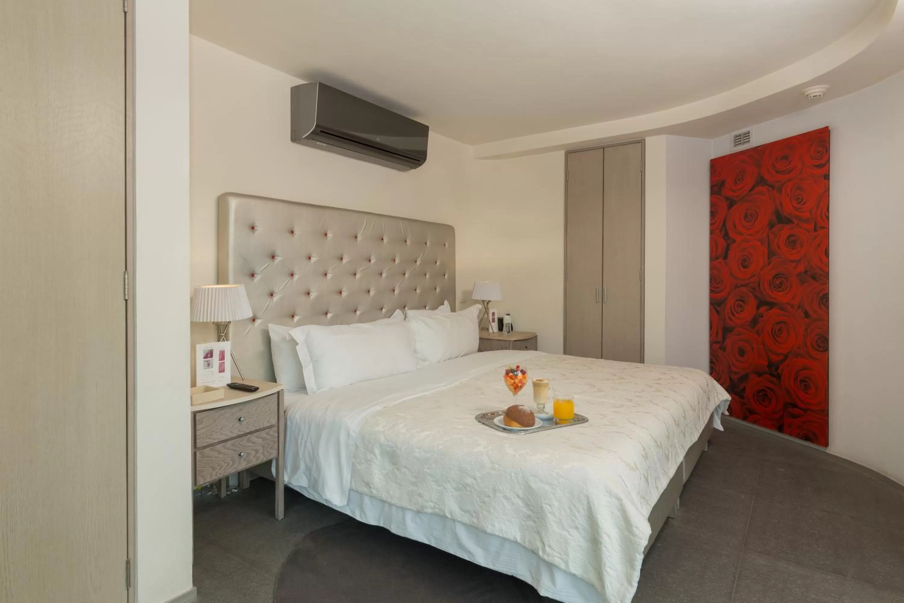 Food and drinks, Bed in Suites Contempo