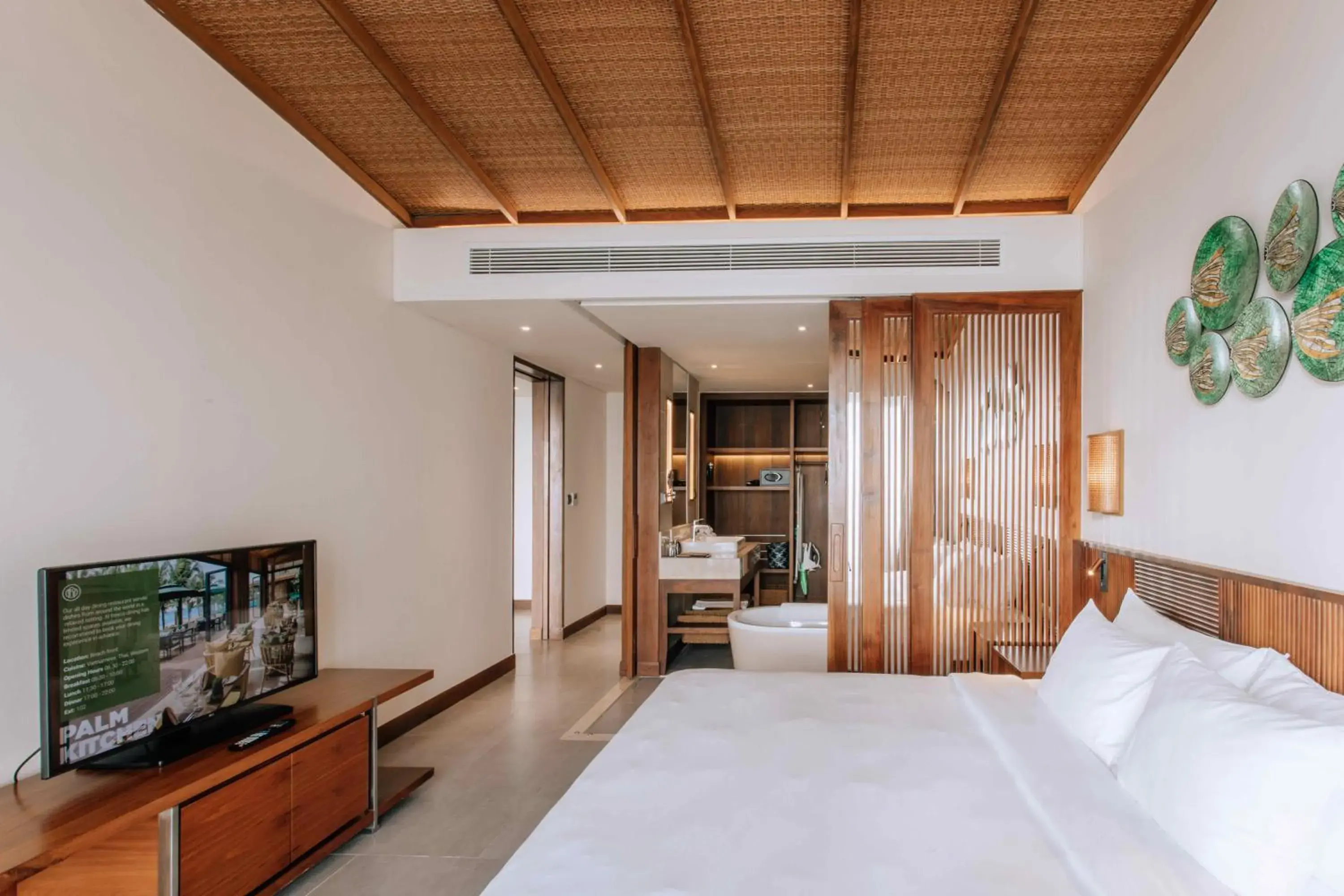 Bed, TV/Entertainment Center in Dusit Princess Moonrise Beach Resort