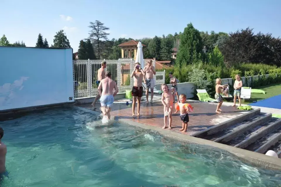 Swimming Pool in Albergo Ristorante Madonnina