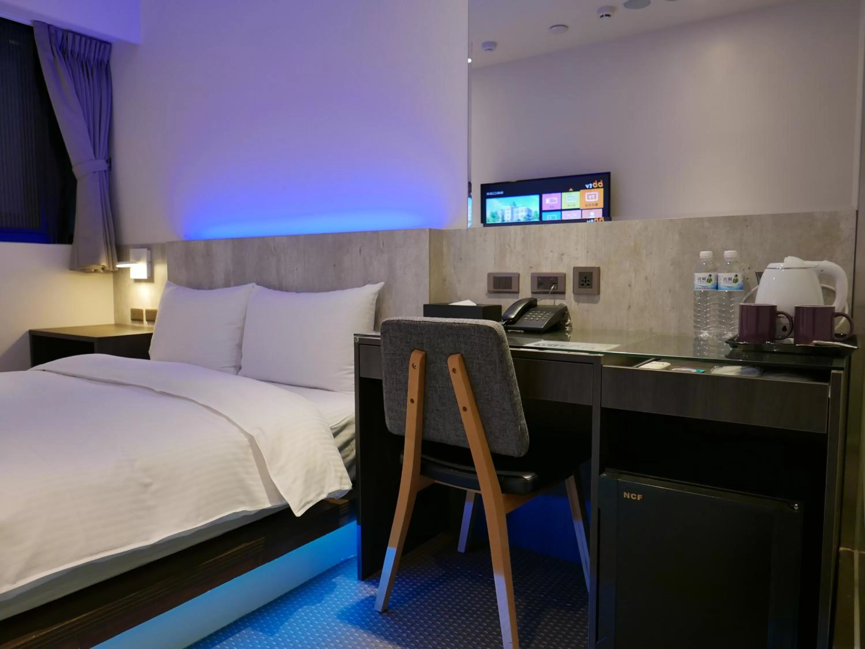 Photo of the whole room, Bed in 泊居旅店二館 Oursinn Hotel 2