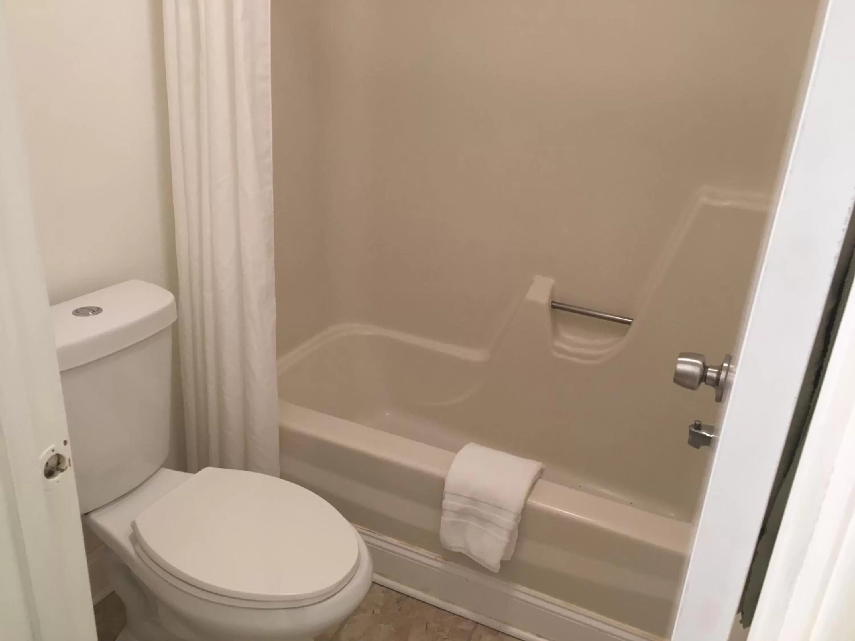 Bathroom in Clarence Inn Extended Stay