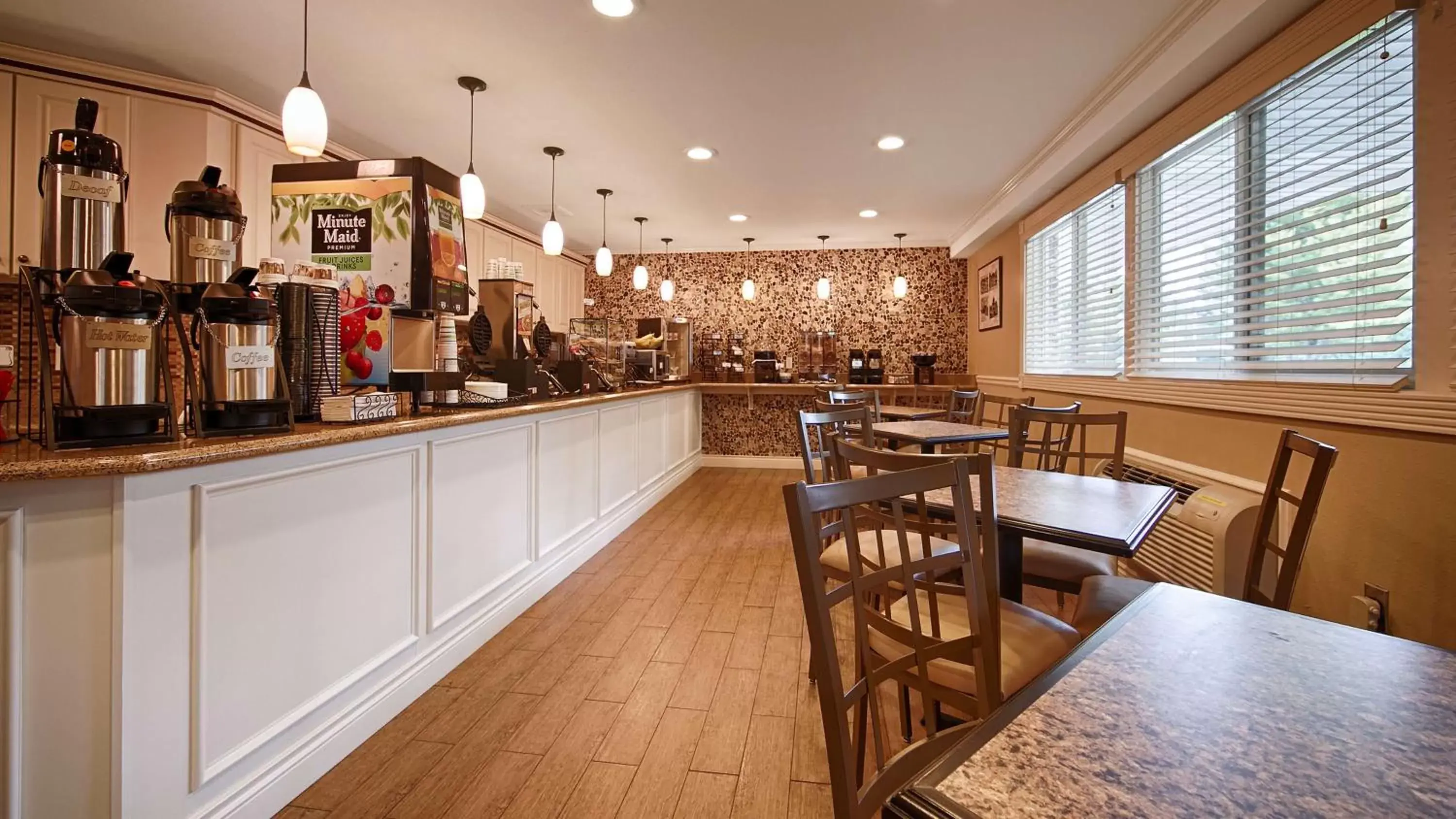 Restaurant/Places to Eat in Best Western of Harbor Springs